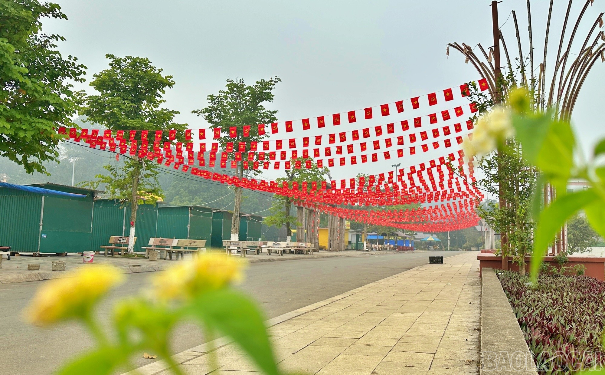 Trên các trục đường chính, cờ tổ quốc, băng rôn, khẩu hiệu được treo đồng loạt, tạo nên sắc đỏ rực rỡ chào mừng Đại hội.