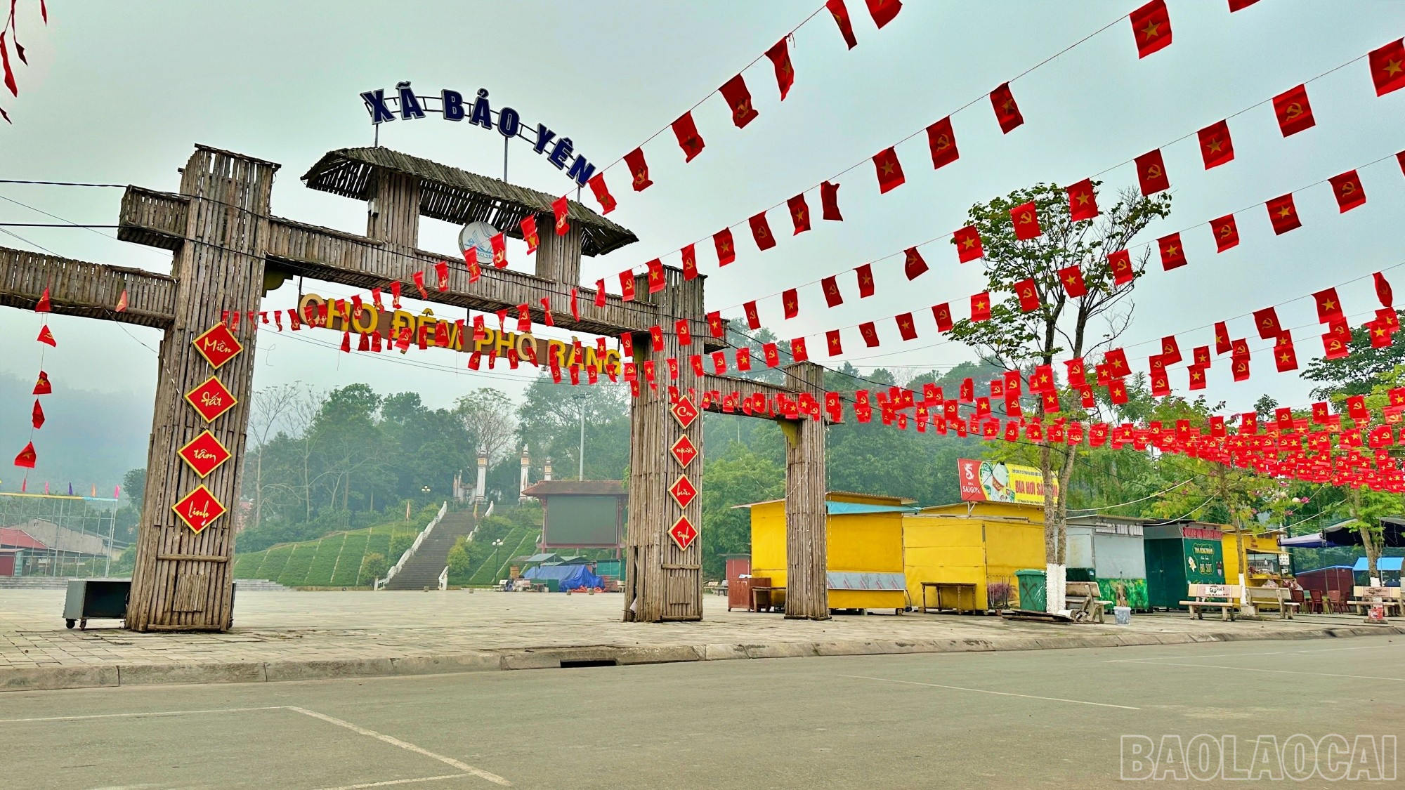 Khu vực bờ hồ và cổng chợ đêm Phố Ràng cũng đã được treo cờ dây rợp trời.