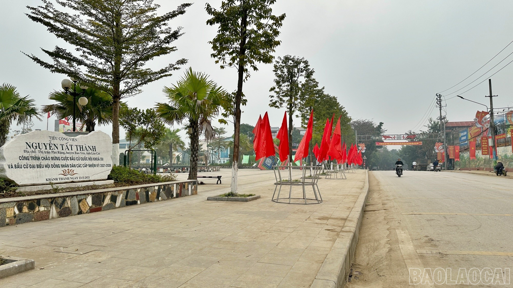 Khu vực tiểu công viên Nguyễn Tất Thành, thôn 6B, xã Bảo Yên được trang hoàng bằng nhiều băng rôn và tổ cờ rực rỡ.