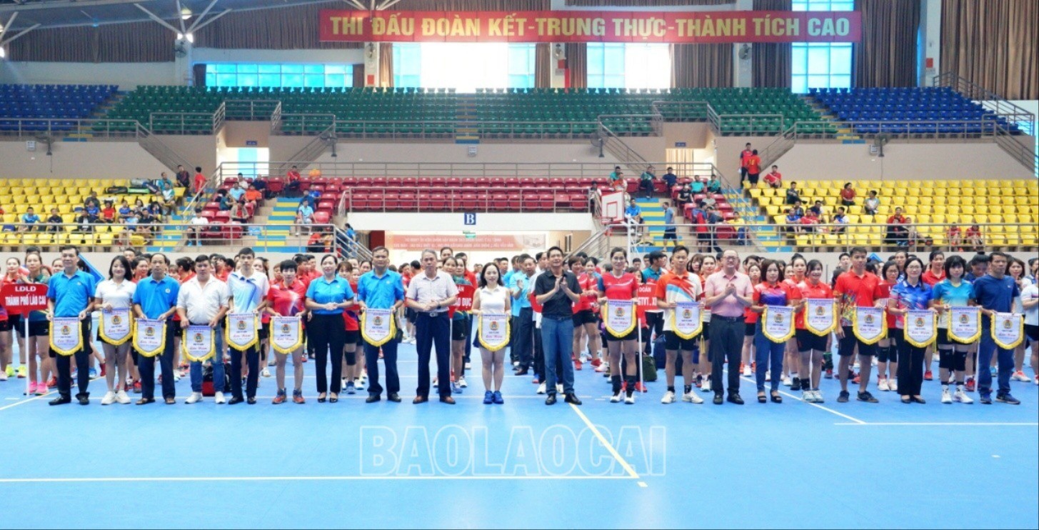 Trao Cờ lưu niệm cho các đội tham gia giải. ld3-4077.jpg