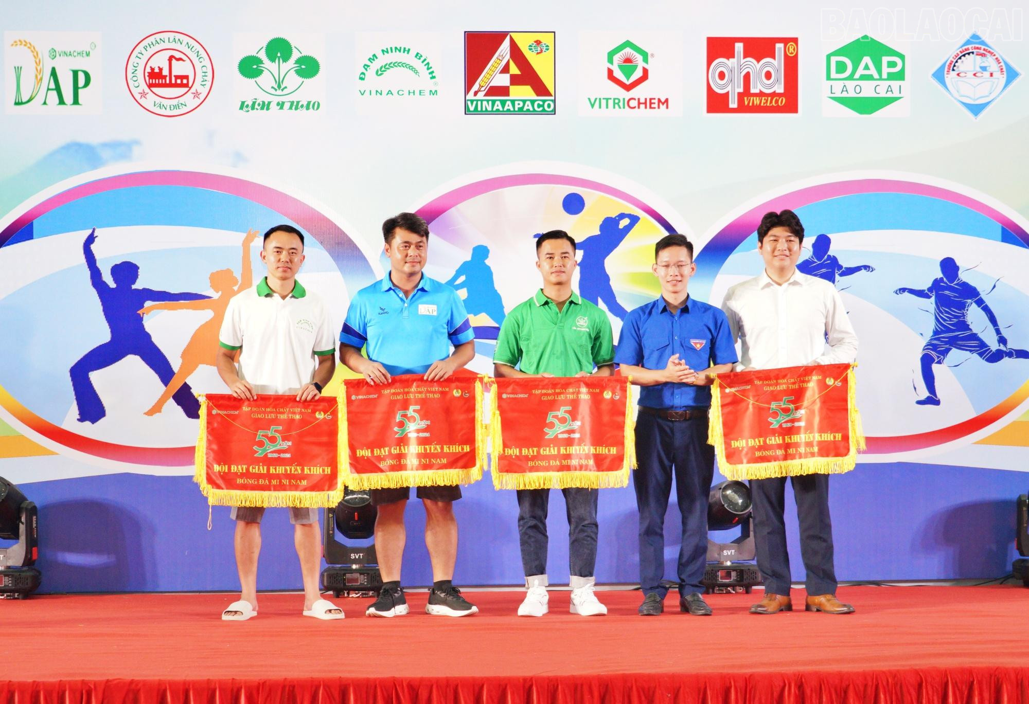 Trao giải môn bóng đá. gkk - bd.JPG
