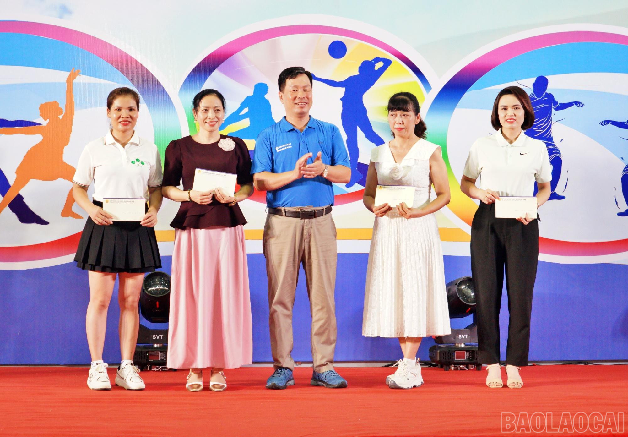 Khen thưởng các nhóm tham gia giao lưu dân vũ, khiêu vũ thể thao. khieu vu.JPG