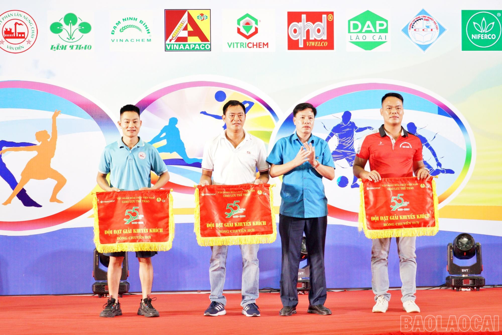 Trao giải môn bóng chuyền hơi. kk bch.JPG