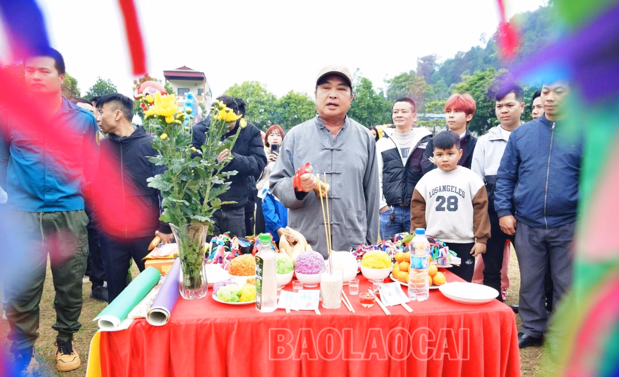 Sau đó làm lễ tại gốc cây nêu.