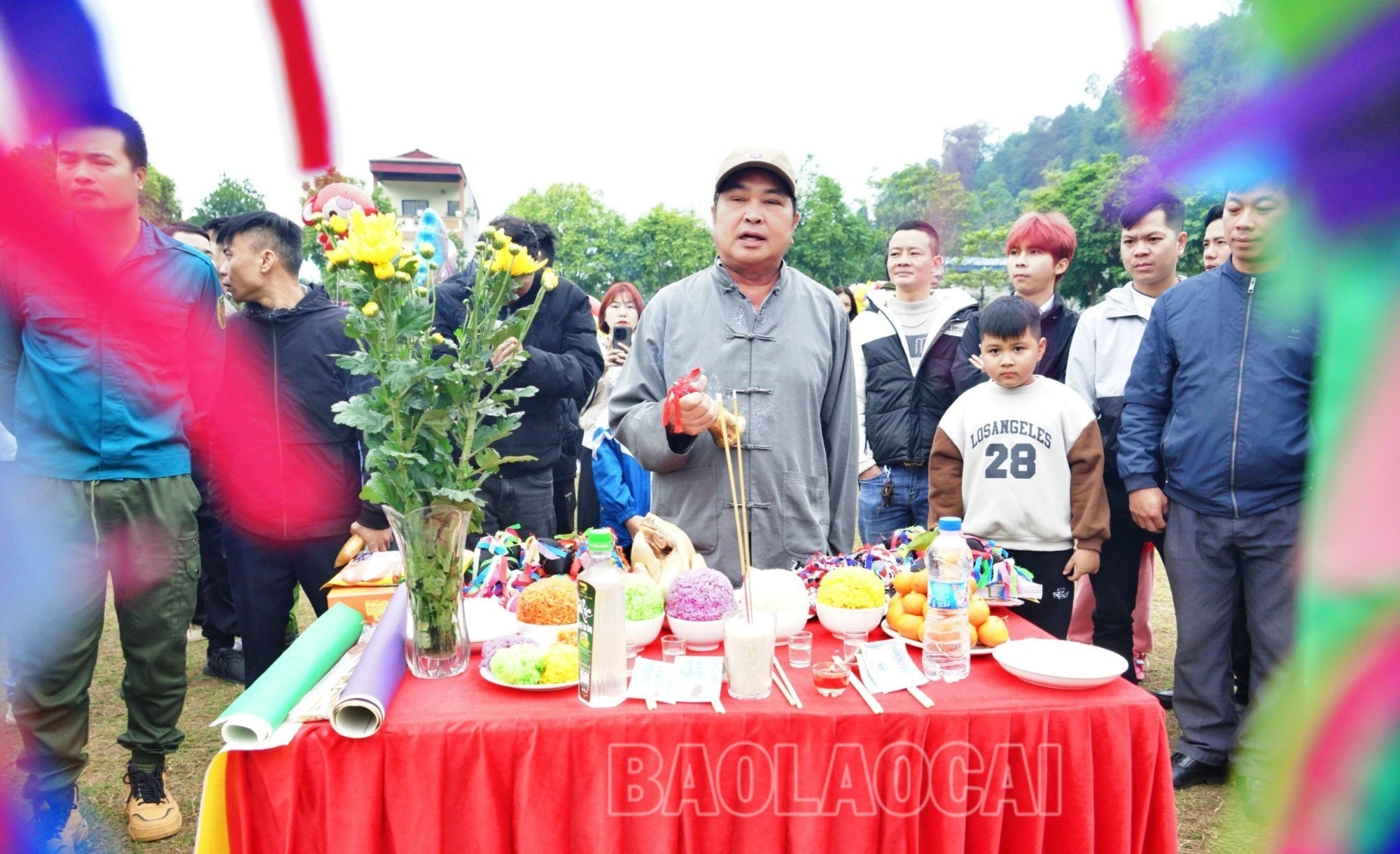 Sau đó làm lễ tại gốc cây nêu.