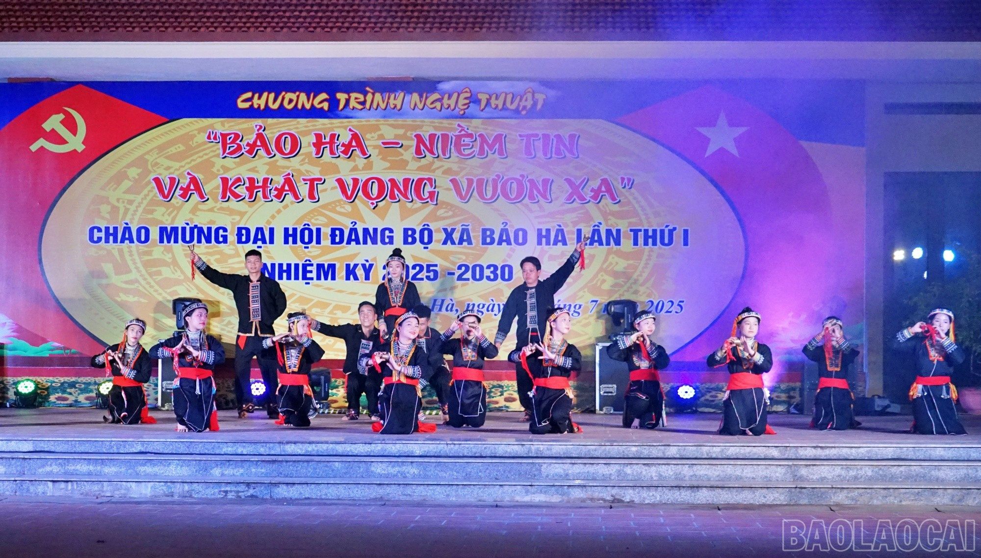 Nhiều tiết mục được đầu tư dàn dựng công phu, thu hút đông diễn viên tham gia. baolaocai-br_bh3.jpg