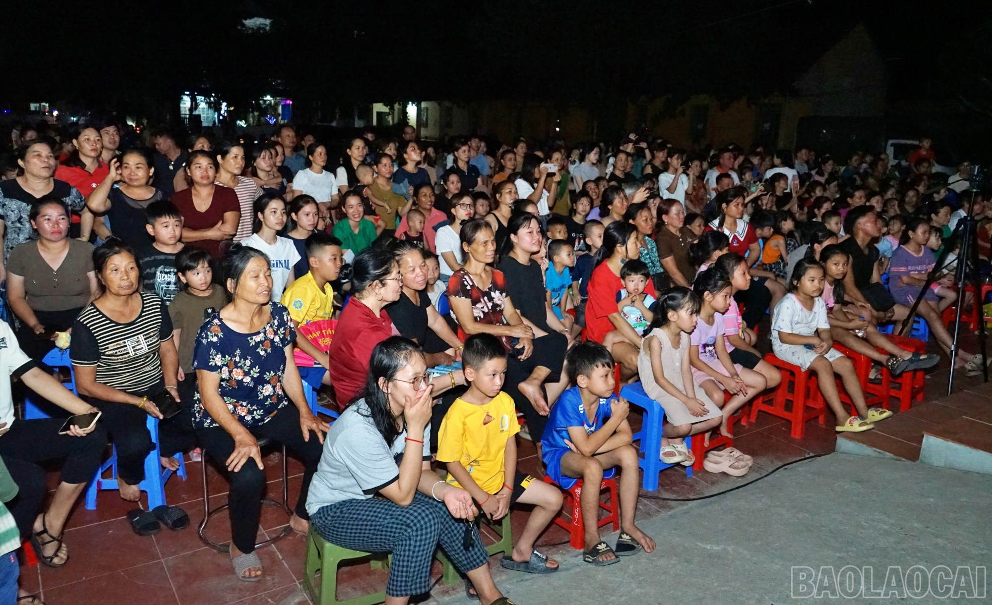 Đông đảo người dân tham dự chương trình. baolaocai-br_bh1.jpg