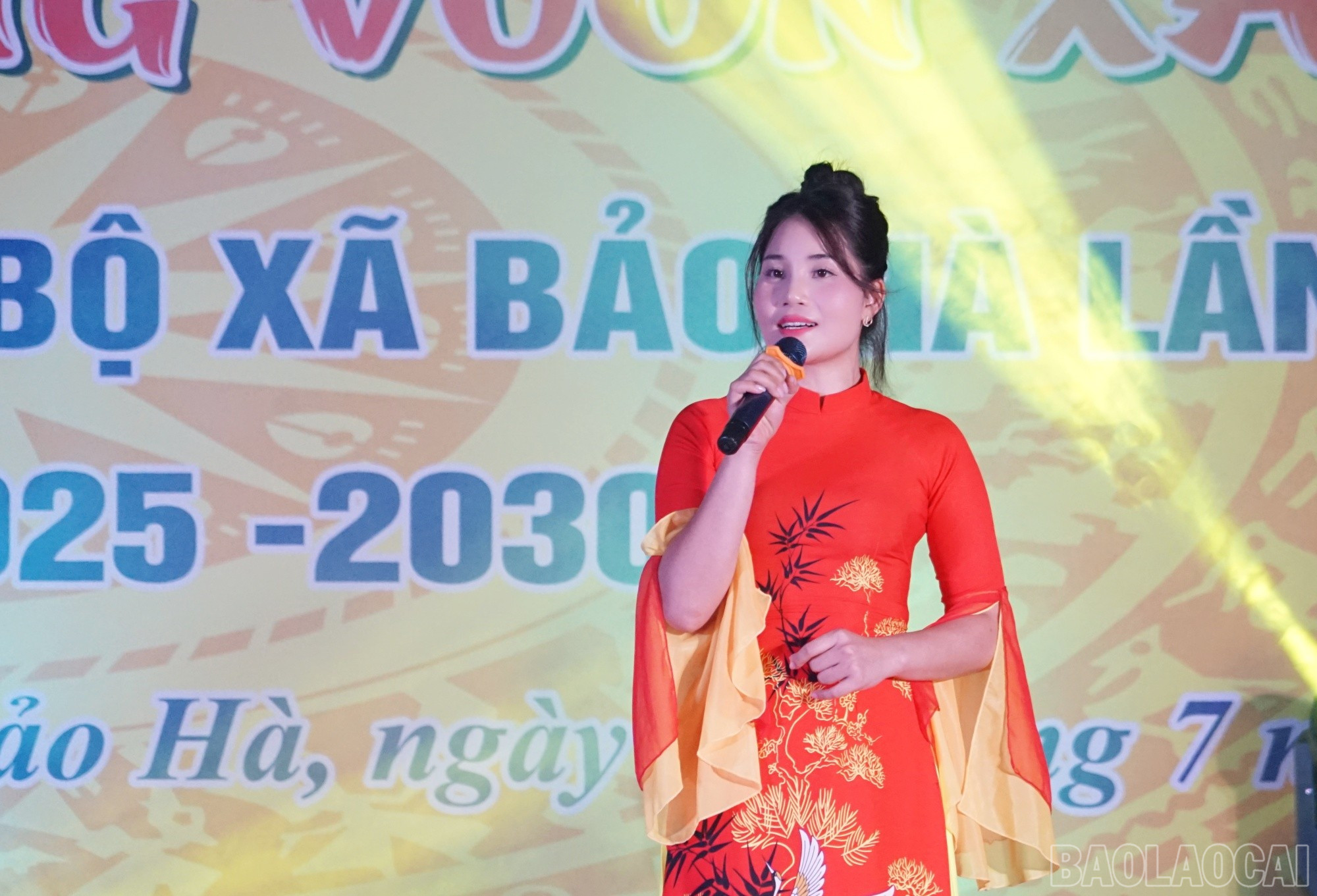 Các tiết mục có chủ đề ca ngợi Đảng, Bác Hồ kính yêu, ca ngợi quê hương đất nước. baolaocai-br_bh5.jpg