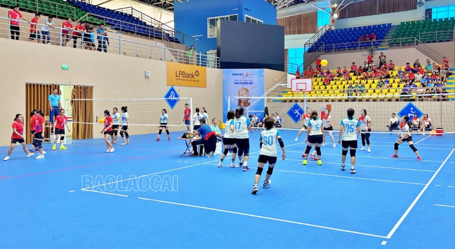 Thi đấu nội dung nữ môn bóng chuyền hơi. ld8-2278.jpg