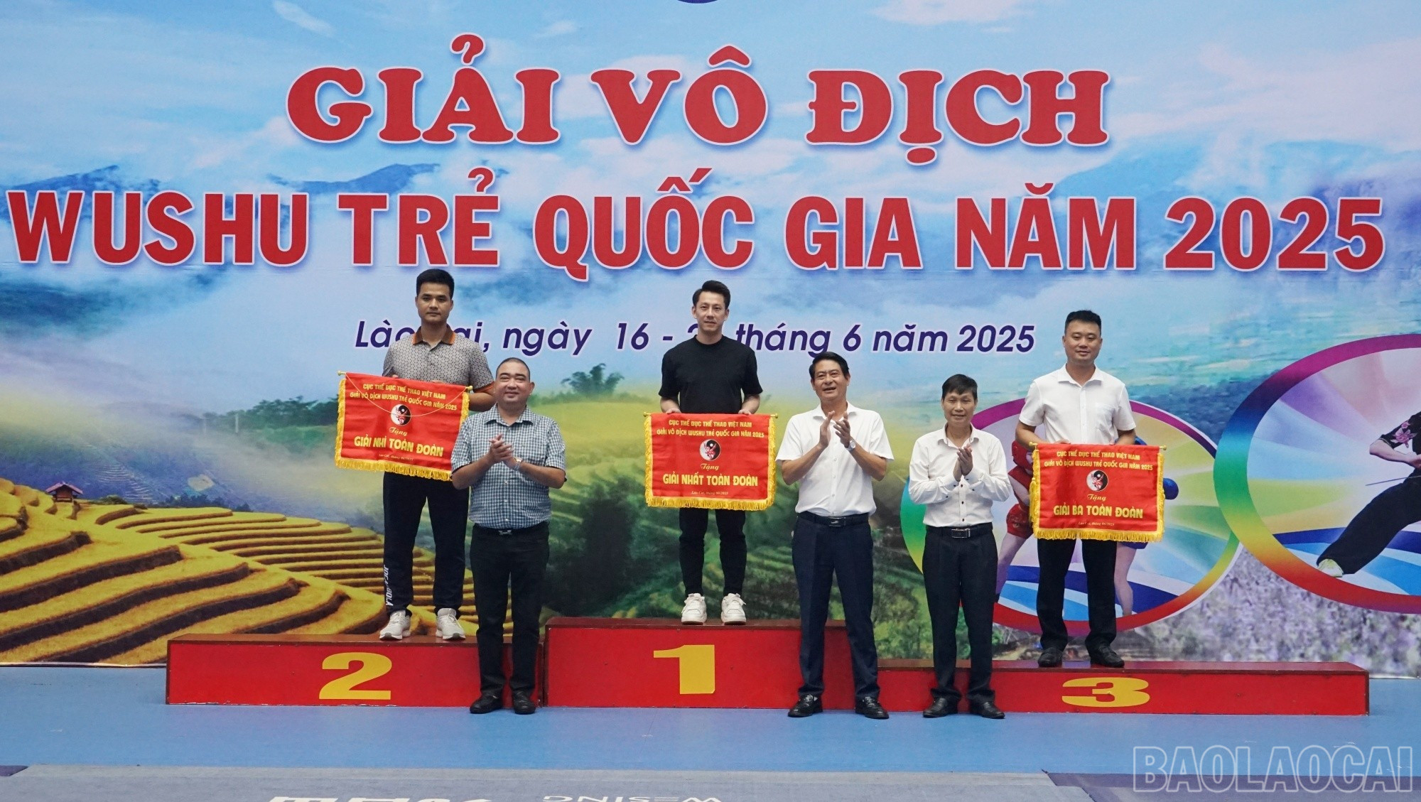 Trao giải toàn đoàn chung cuộc. baolaocai-br_toandoanchungcuoc.jpg