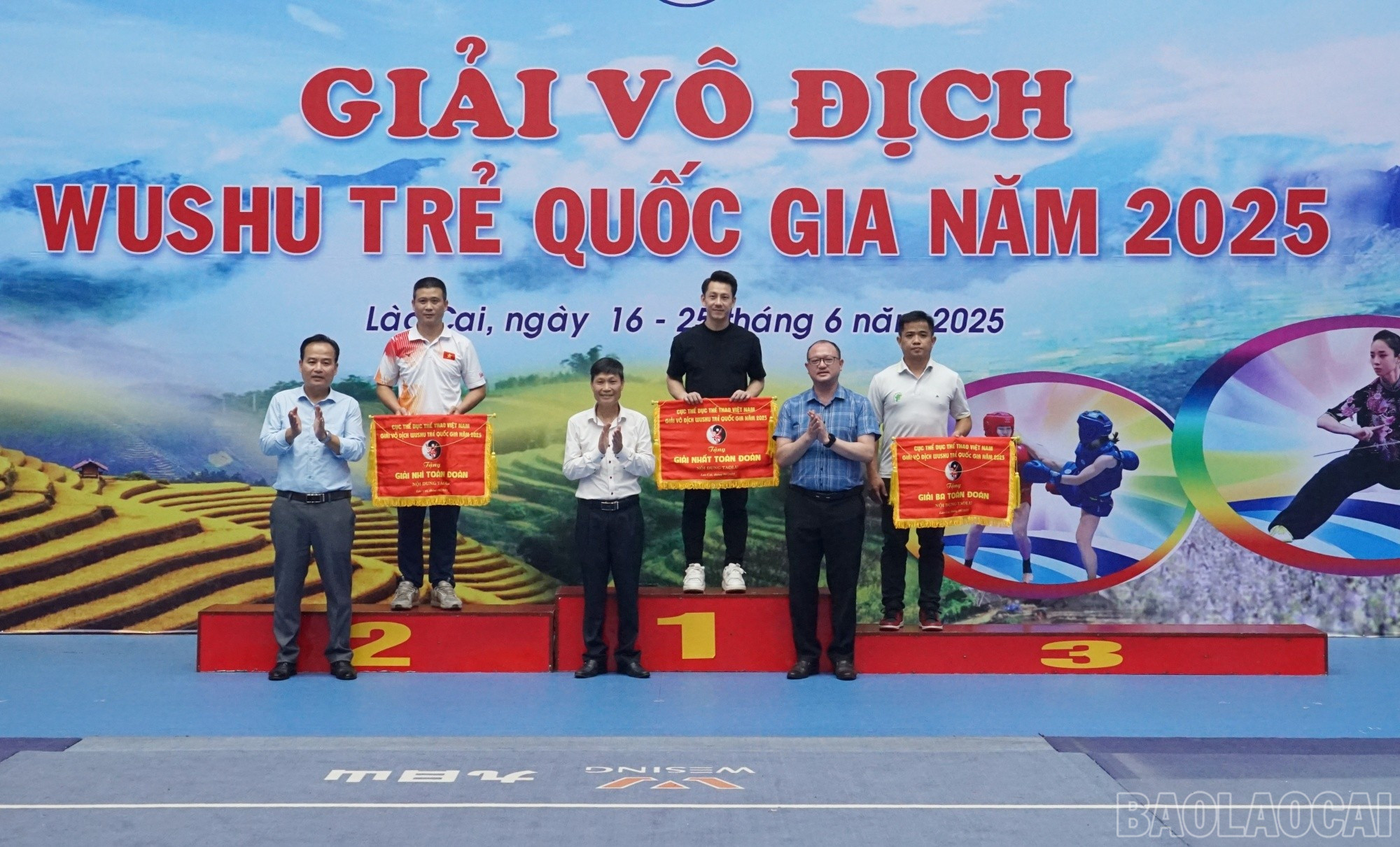 Trao giải toàn đoàn Sanda và Taolu. baolaocai-br_toandoantaolu.jpg