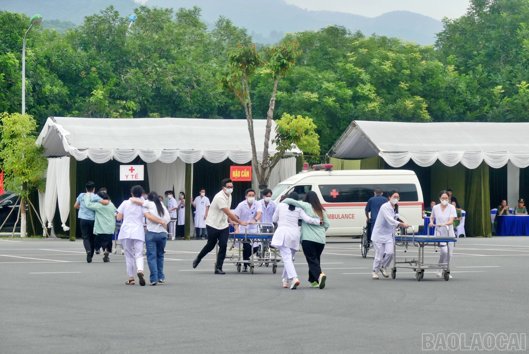 Nhanh chóng đưa người bị thương, bệnh nhân ra khu y tế, hậu cần. baolaocai-br_pc8.jpg