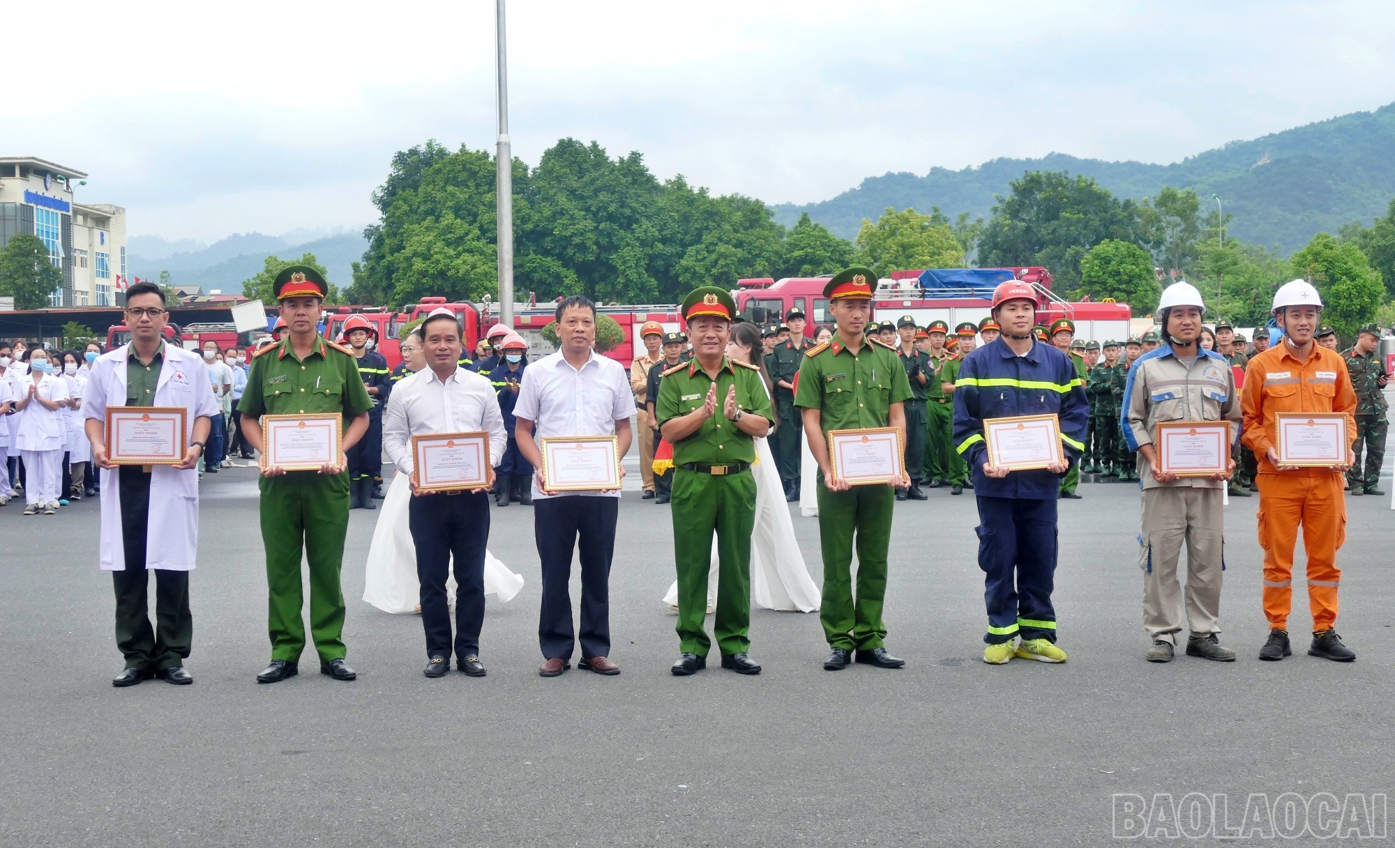 Trao Giấy khen của Giám đốc Công an tỉnh Lào Cai cho 9 tập thể và cá nhân. baolaocai-br_thuong2.jpg