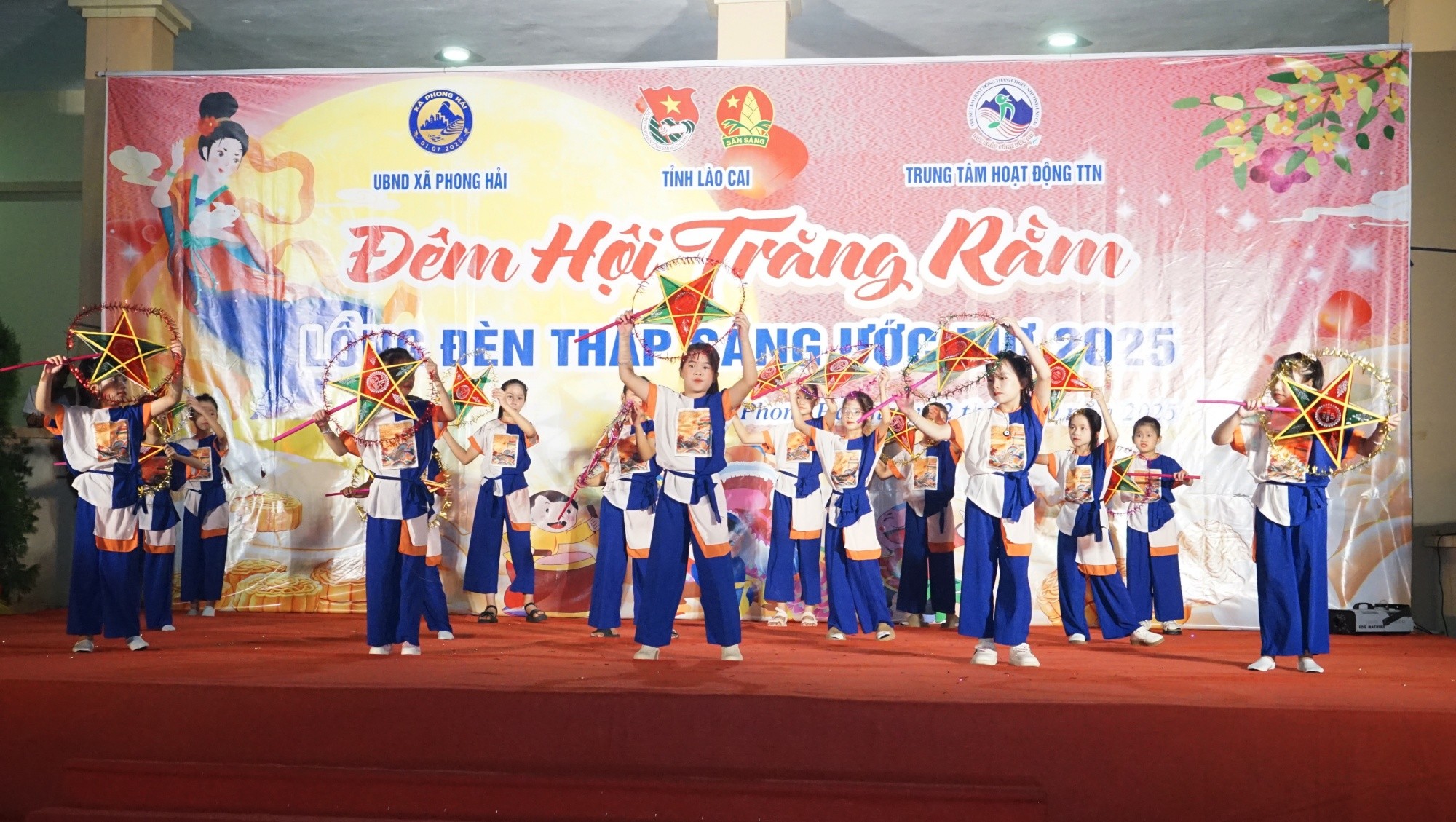 Nhiều tiết mục văn nghệ hấp dẫn của học sinh các trường học trên địa bàn xã biểu diễn. sao4.jpg