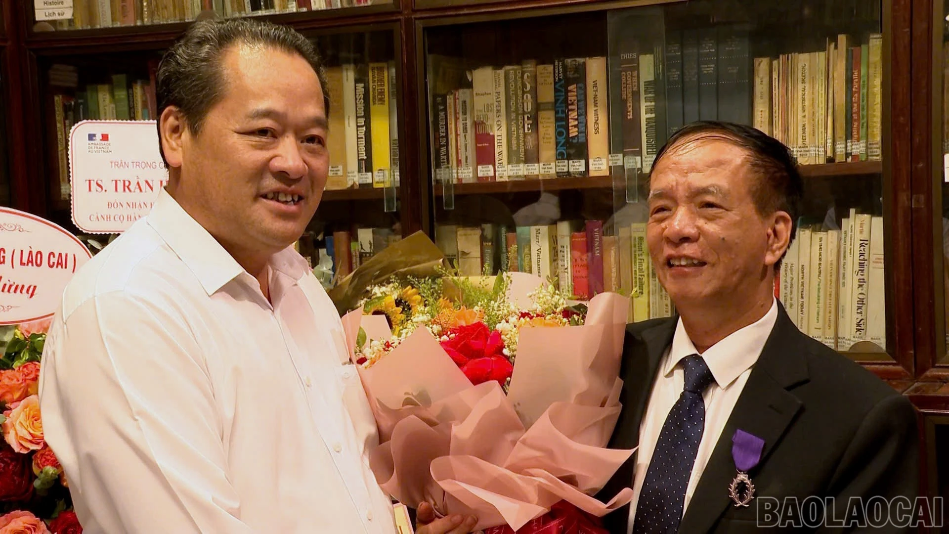 Đồng chí Lý Bình Minh, Phó Chủ tịch HĐND tỉnh tặng hoa chúc mừng Tiến sĩ Trần Hữu Sơn.