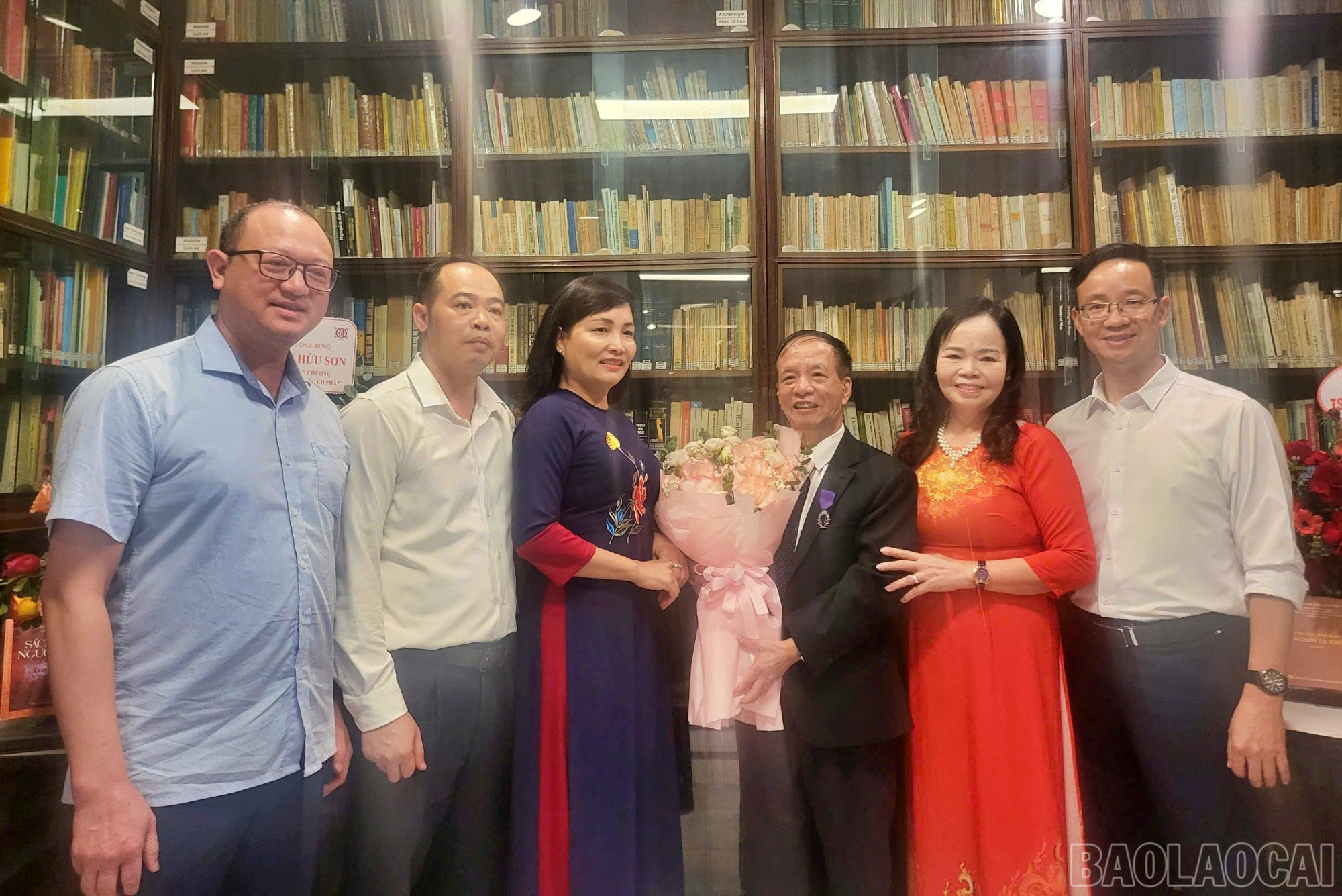 Các đồng chí lãnh đạo tỉnh và sở, ngành tặng hoa chúc mừng Tiến sĩ Trần Hữu Sơn. baolaocai-br_son55.jpg