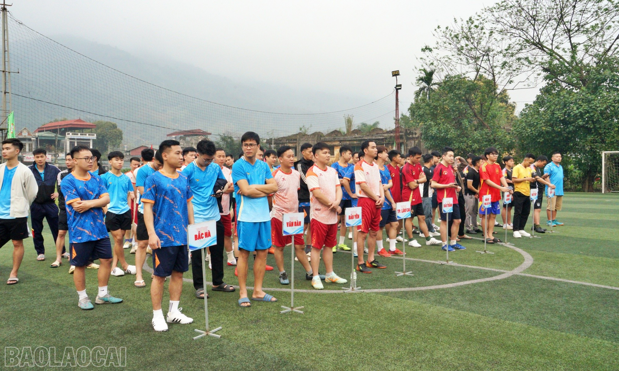 Giải đấu thu hút 9 đội bóng tham dự. baolaocai-bl_14bd.jpg