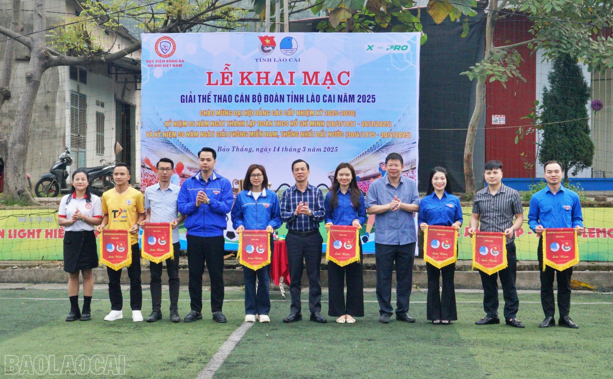 Trao Cờ lưu niệm cho các đội bóng. baolaocai-bl_14bd3.jpg