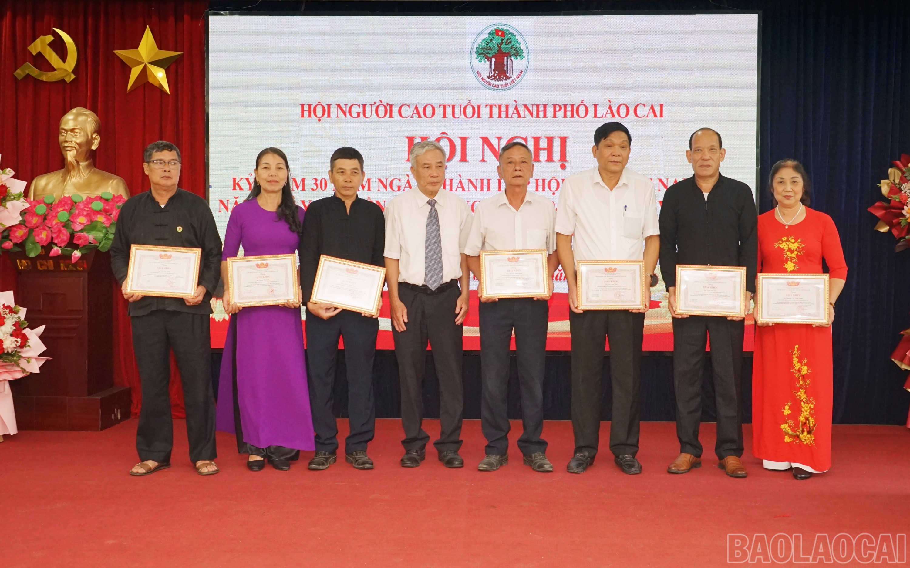 Khen thưởng các tập thể, cá nhân có thành tích xuất sắc trong công tác người cao tuổi thành phố giai đoạn 2001 - 2025. baolaocai-br_nctok8.jpg