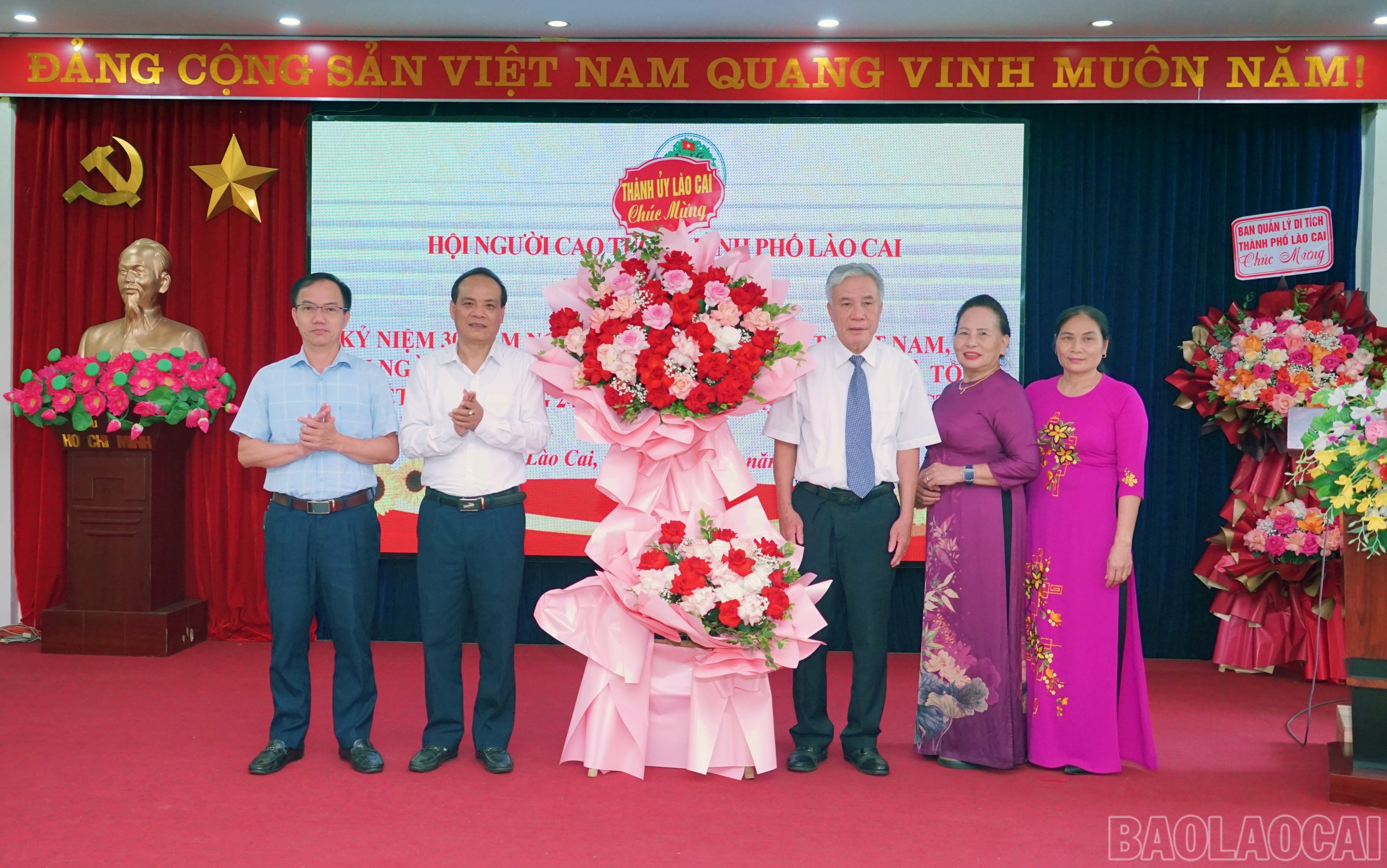 Thành ủy tặng hoa chúc mừng Hội Người cao tuổi thành phố. baolaocai-br_nctok5.jpg
