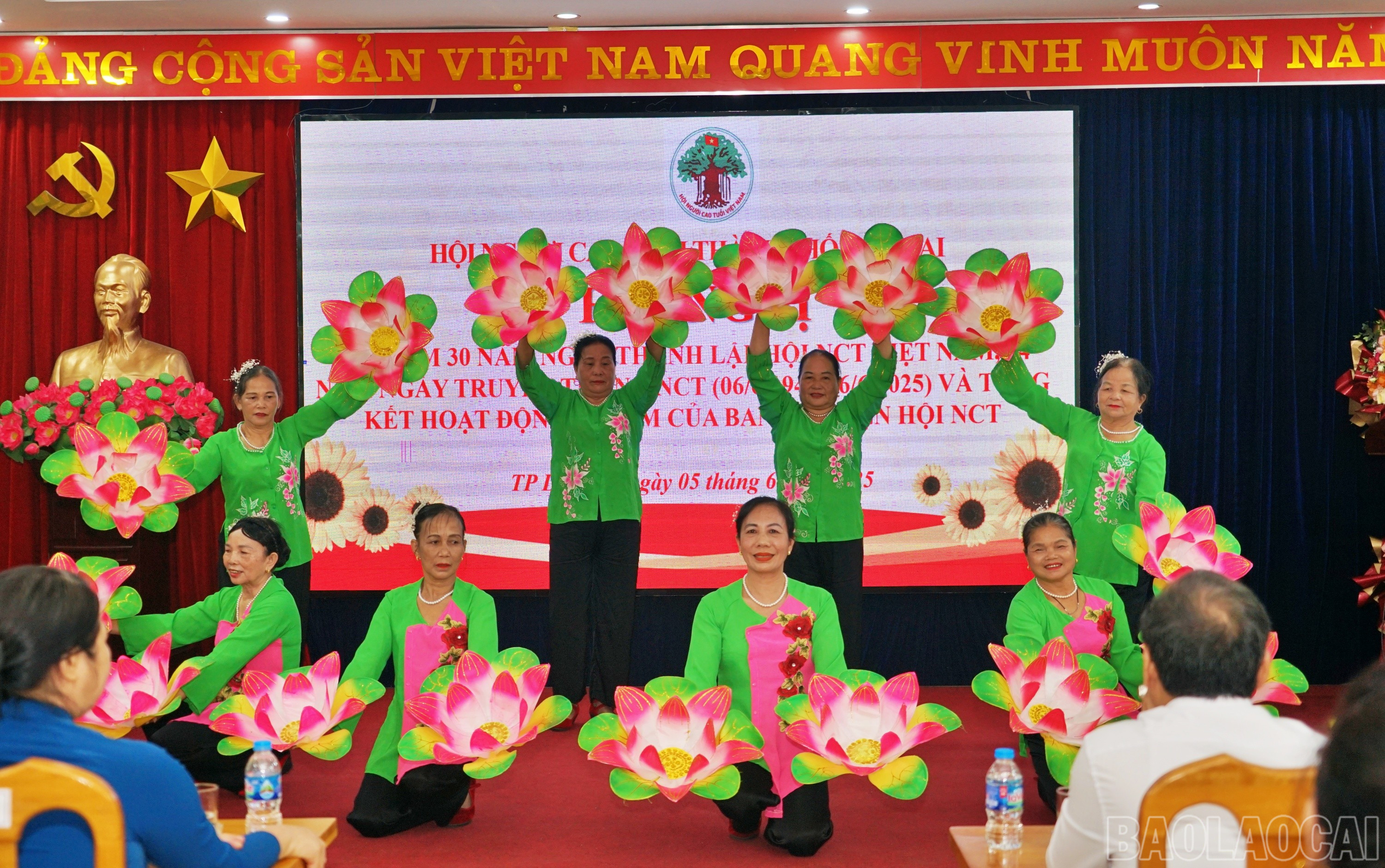 Nhiều tiết mục văn nghệ hấp dẫn do hội viên người cao tuổi thành phố biểu diễn. baolaocai-br_nct.jpg
