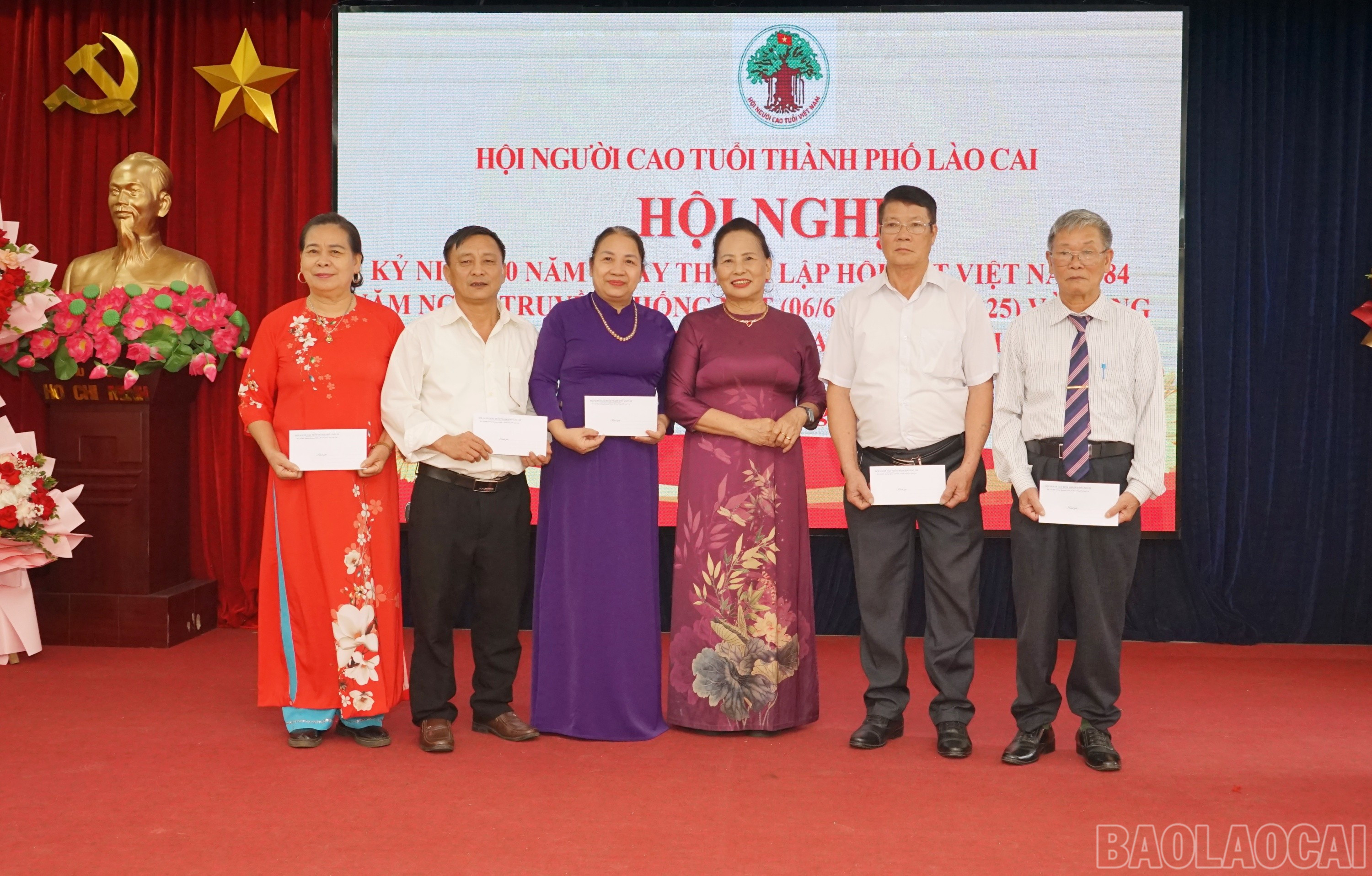 Khen thưởng 5 câu lạc bộ liên thế hệ tự giúp nhau của thành phố. baolaocai-br_nctok9.jpg