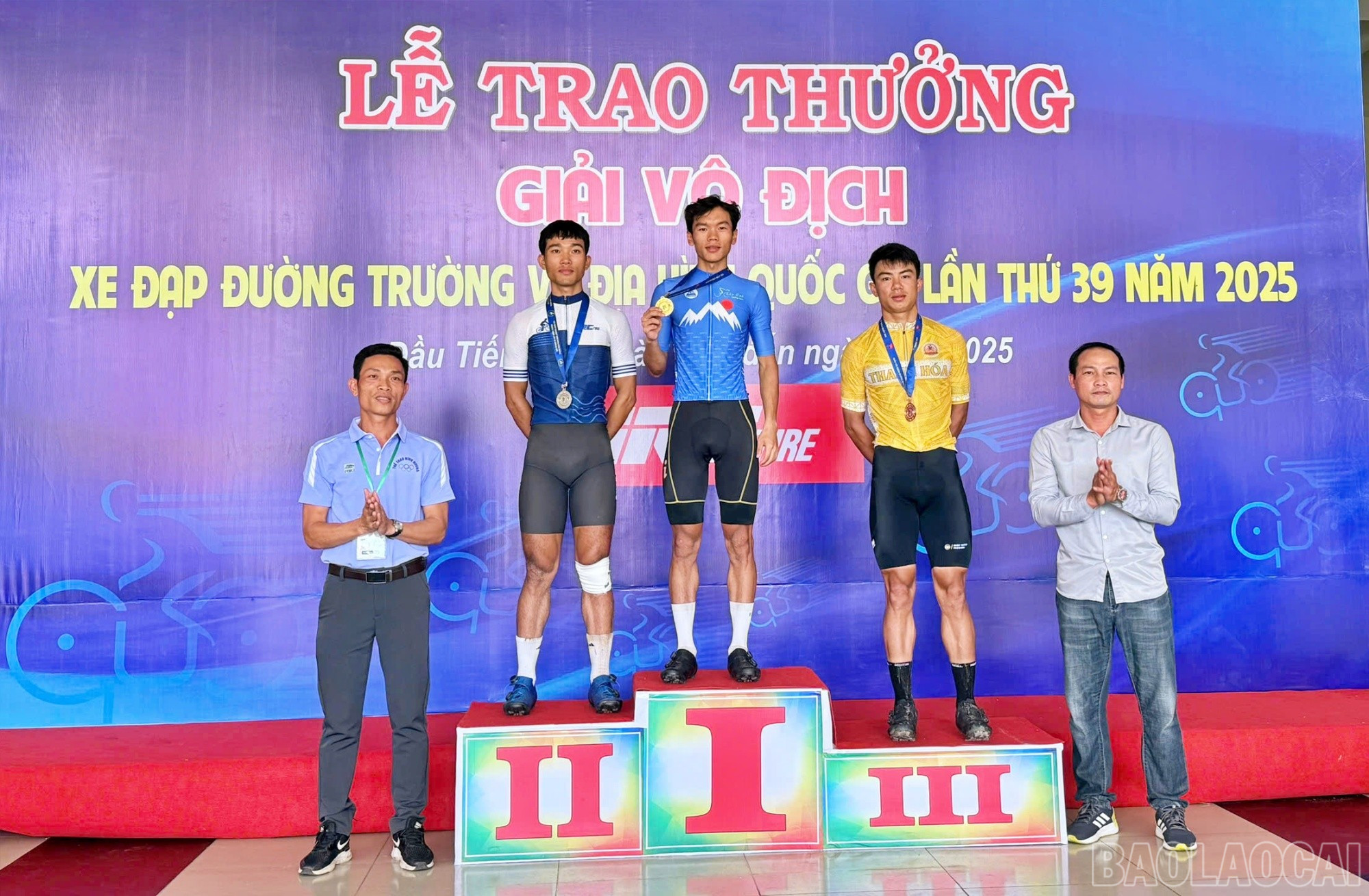 Trao giải nội dung băng đồng tính điểm nam cự ly 8 km. baolaocai-br_phim.jpg