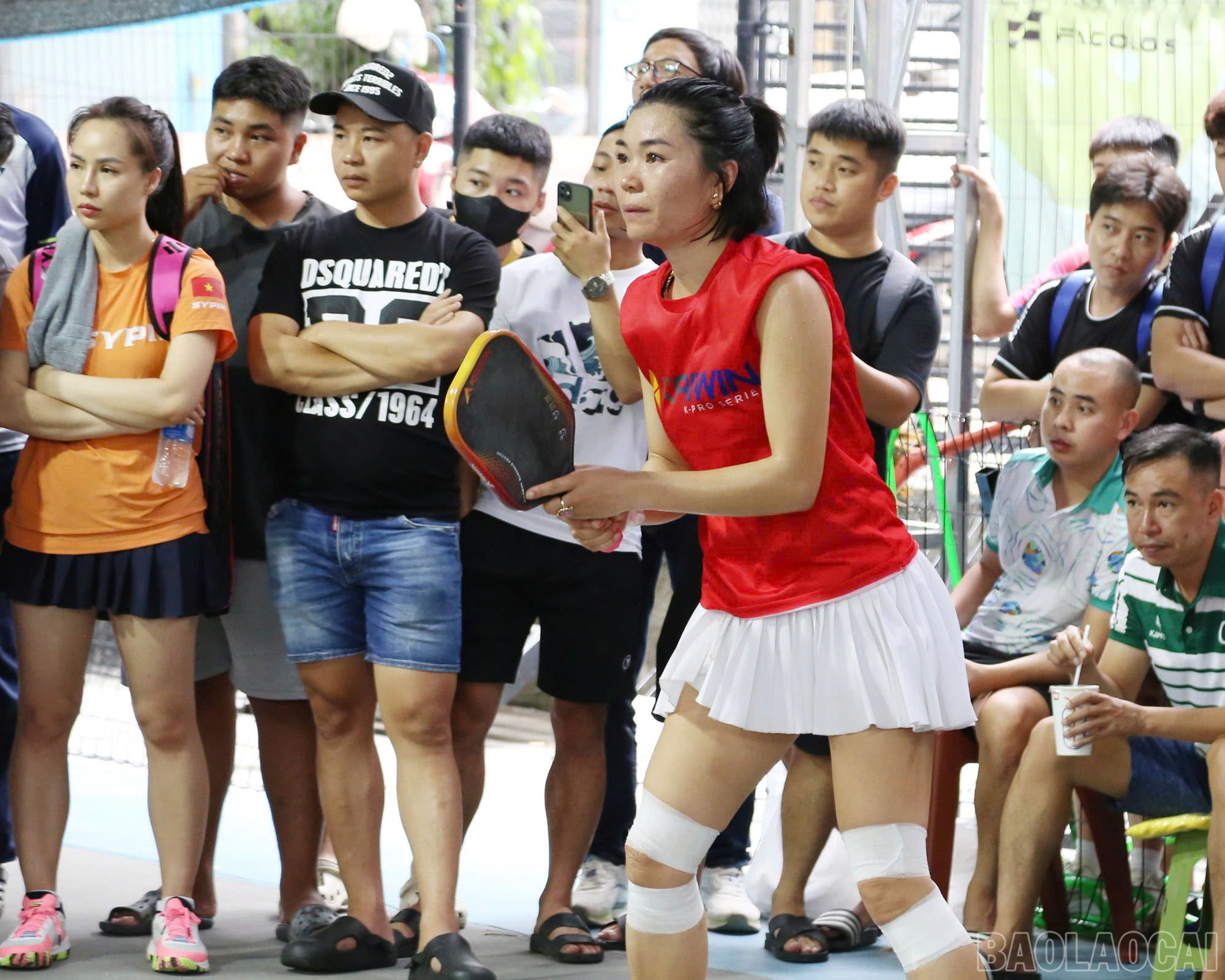 Hằng Adam - tay vợt nữ số 1 của Lào Cai đã cùng đồng đội thi đấu đầy nỗ lực để vào đến trận chung kết đôi nam - nữ Open và giành vị trí Á quân. baolaocai-br_dat-6.jpg