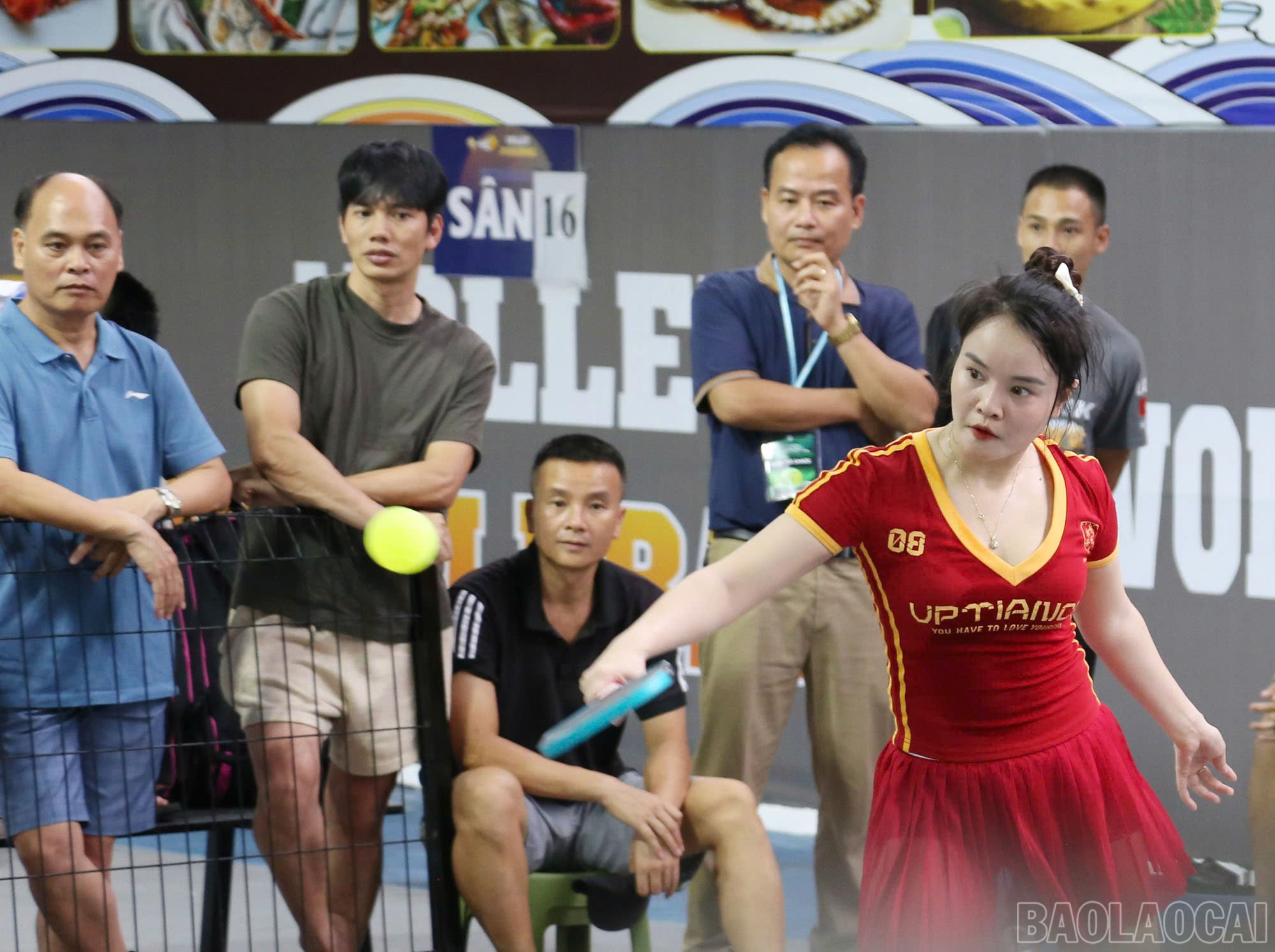 Nhiều tay vợt nữ mang trang phục màu đỏ rực rỡ tạo sự hấp dẫn, cuốn hút người hâm mộ. baolaocai-br_dat-8.jpg