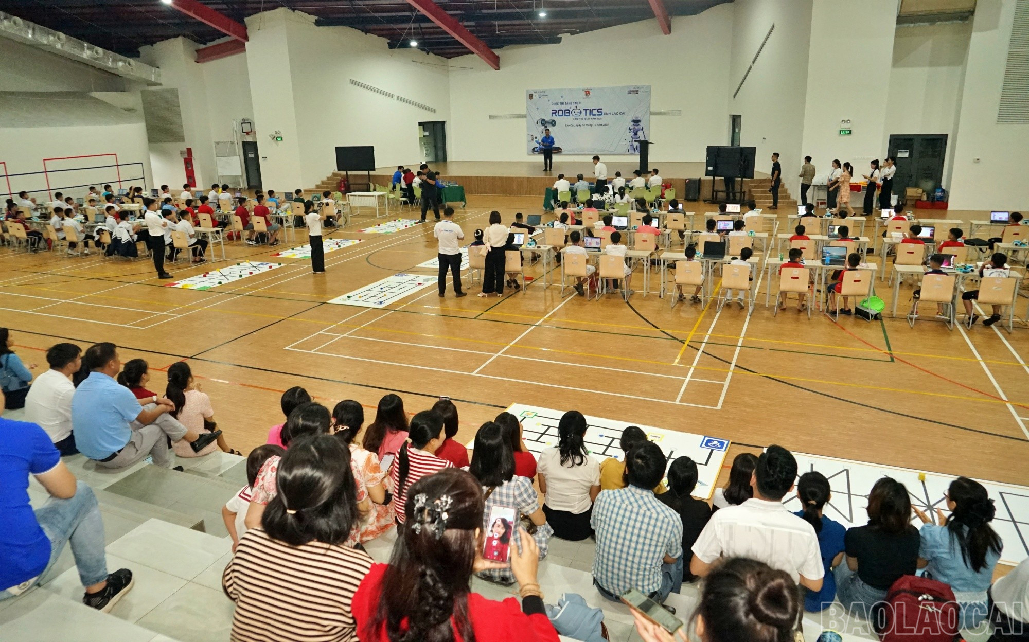 Quang cảnh cuộc thi. baolaocai-br_robo.jpg