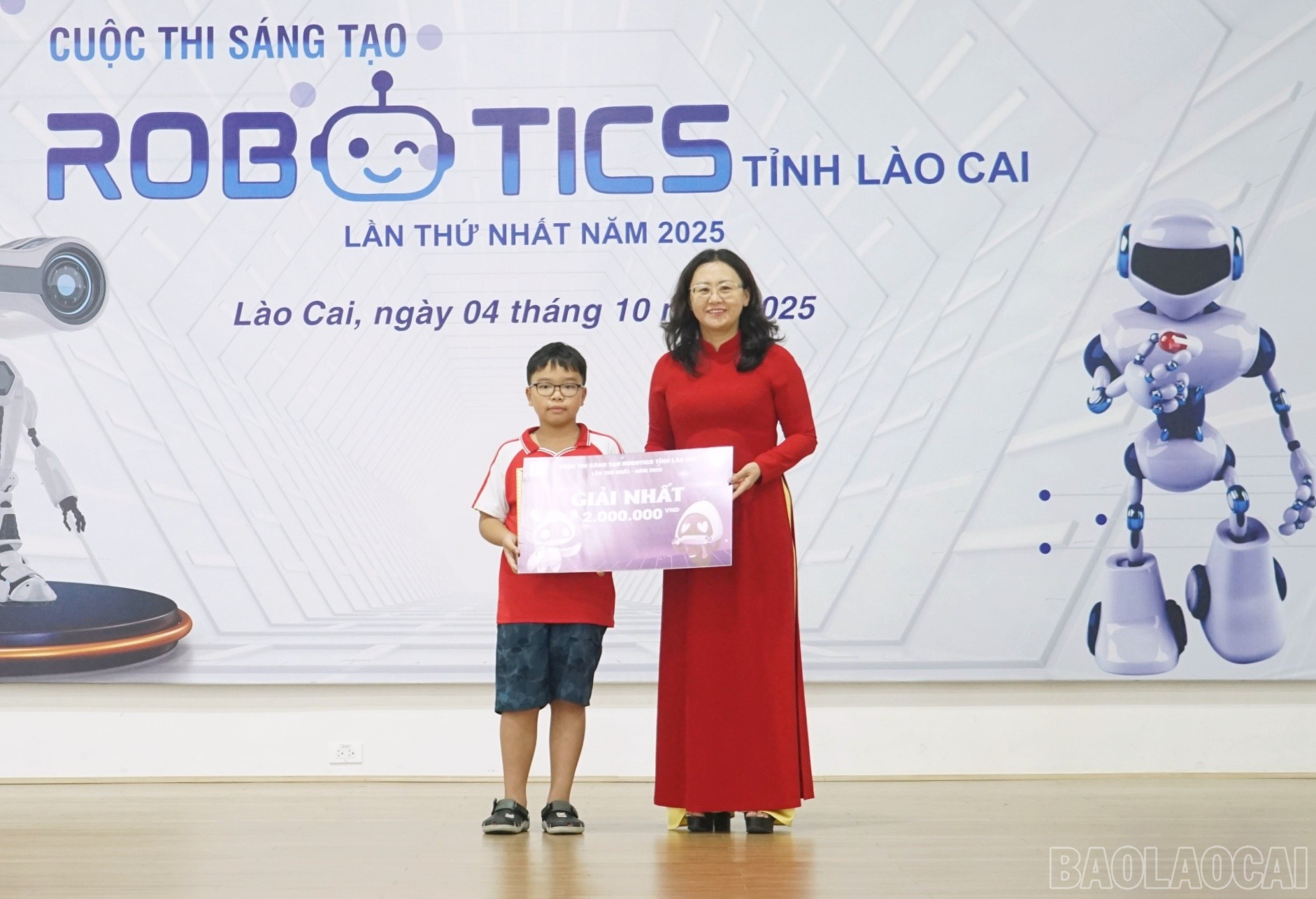 Trao giải Nhất bảng R1 cho đội thi Trường Tiểu học Nguyễn Du (phường Lào Cai). baolaocai-br_lai.jpg
