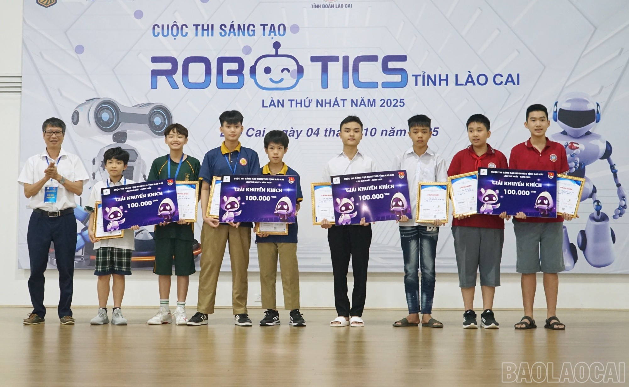Trao giải Nhì, giải Ba và giải Khuyến khích cho đội thi có thành tích tốt ở bảng R2. baolaocai-br_kkthcs.jpg