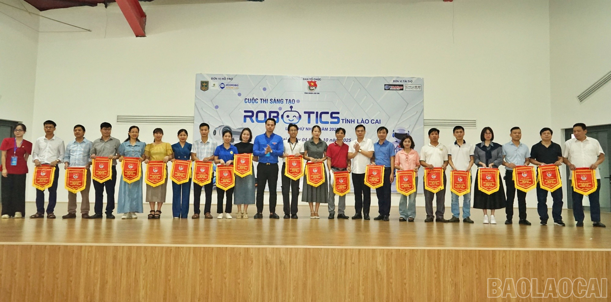 Trao Cờ lưu niệm cho các đoàn tham gia cuộc thi. baolaocai-br_robo8.jpg