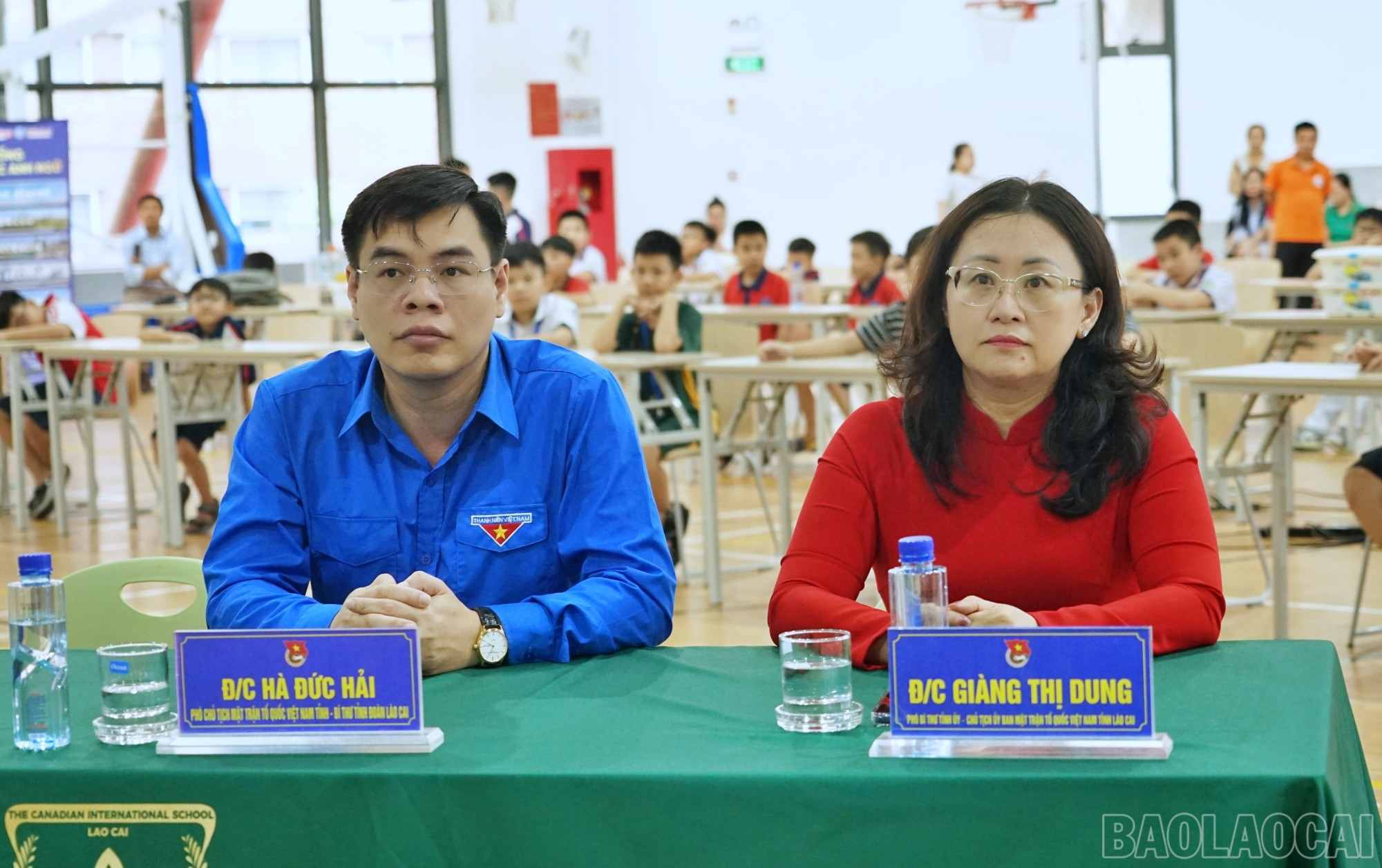 Đồng chí Giàng Thị Dung tham dự lễ bế mạc và trao giải cuộc thi. baolaocai-br_bemac.jpg
