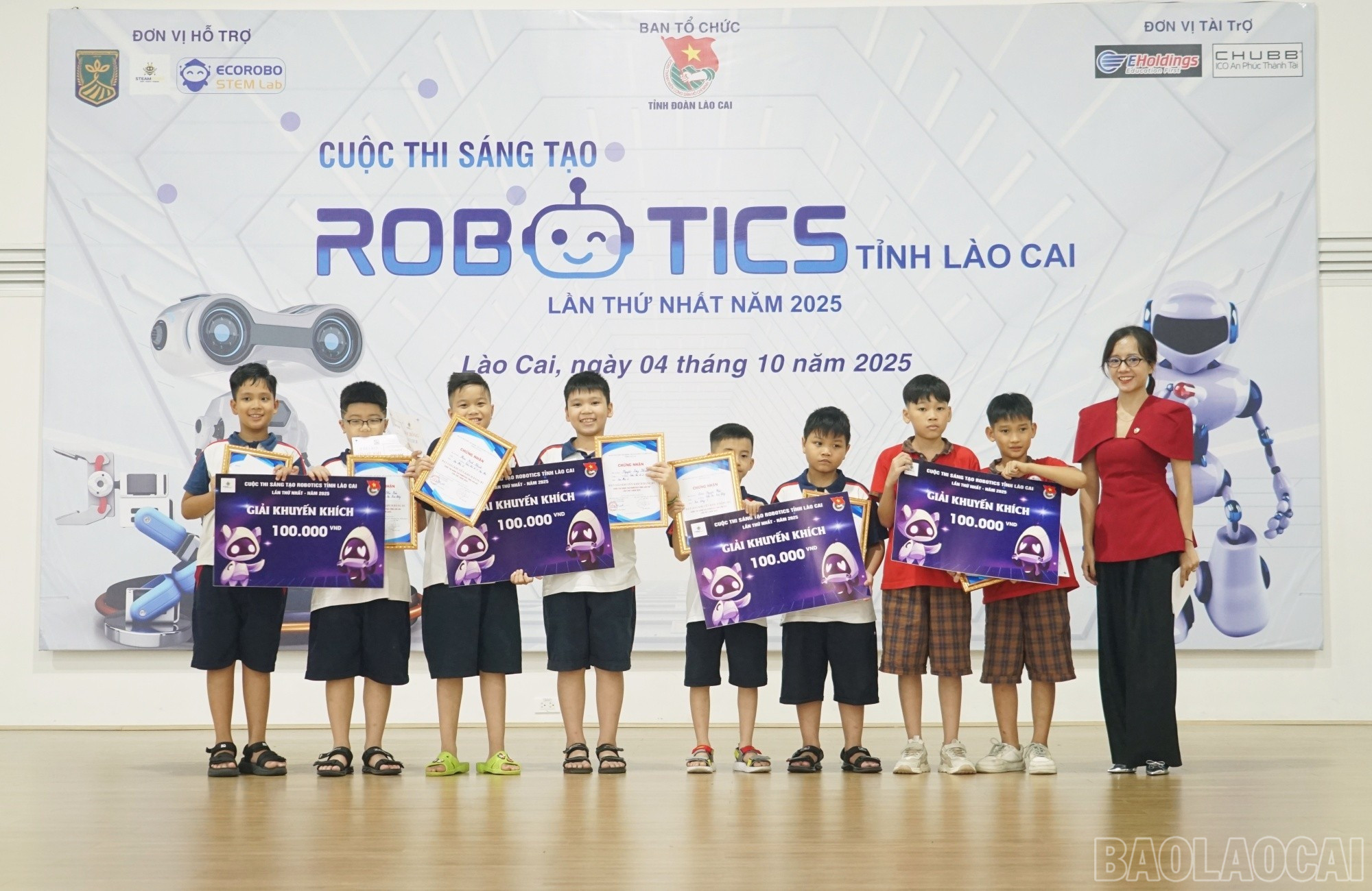 Trao giải Nhì, giải Ba và giải Khuyến khích cho đội thi có thành tích tốt ở bảng R1. baolaocai-br_kkth.jpg