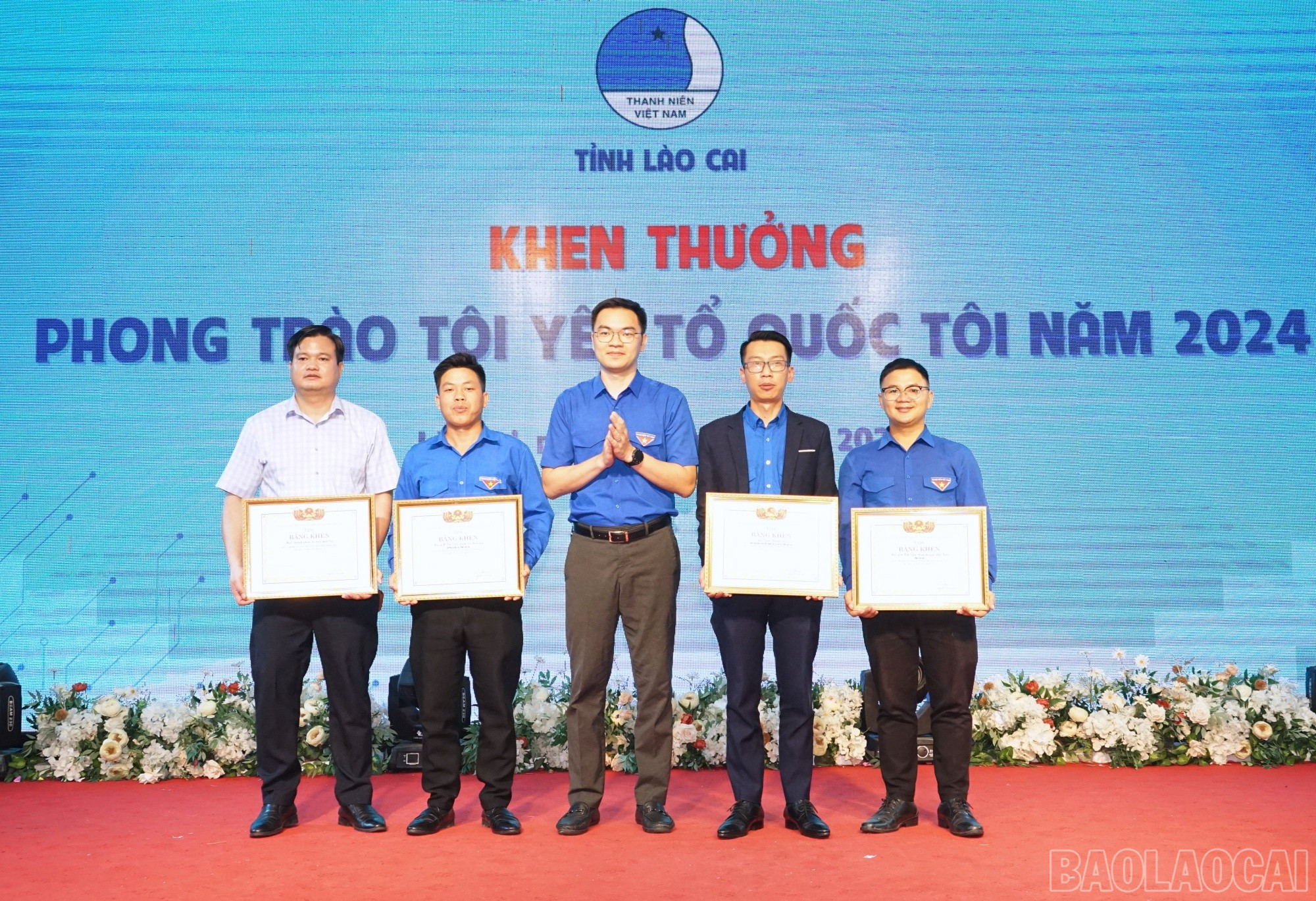 Khen thưởng các cá nhân và tập thể xuất sắc trong thực hiện các phong trào của đoàn, hội nhiệm kỳ qua. baolaocai-br_khen91.jpg