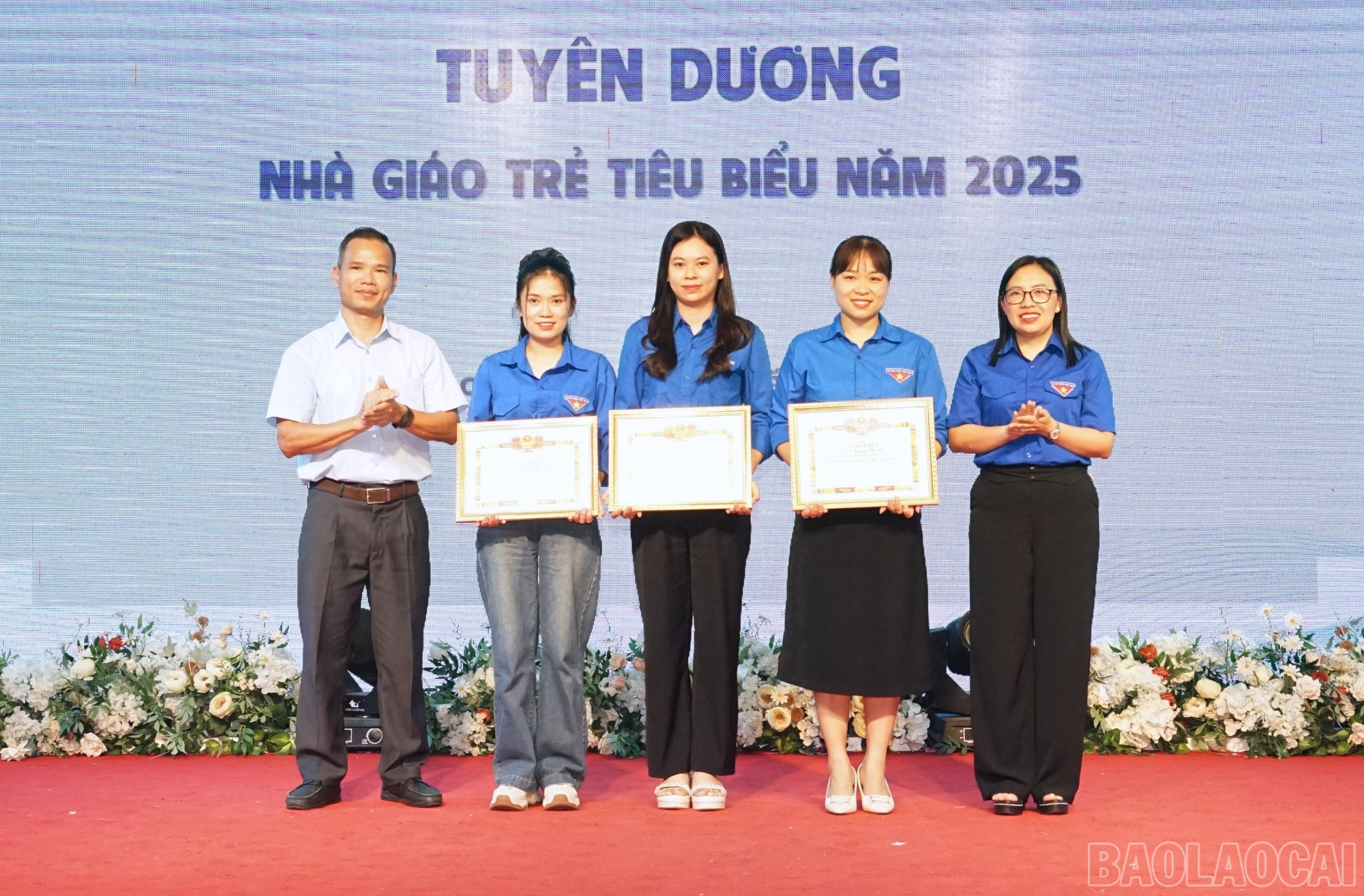 Khen thưởng các cá nhân và tập thể xuất sắc trong thực hiện phong trào của đoàn, hội. baolaocai-br_khen5.jpg