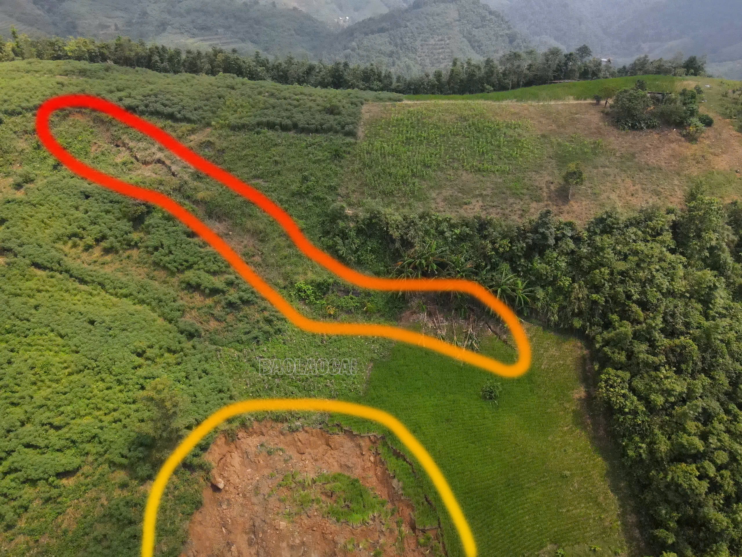 Vết nứt và điểm đầu vết trượt sạt trên đỉnh núi khu vực thác bản Chùn. ch_batch.jpg