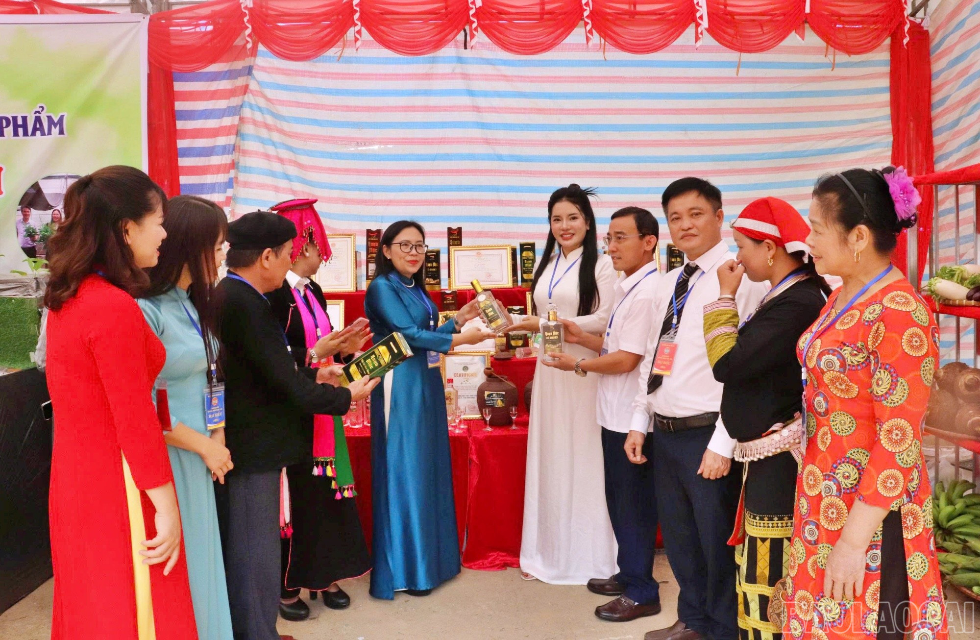 Các đại biểu tham quan gian trưng bày nông sản địa phương. baolaocai-br_cs5.jpg