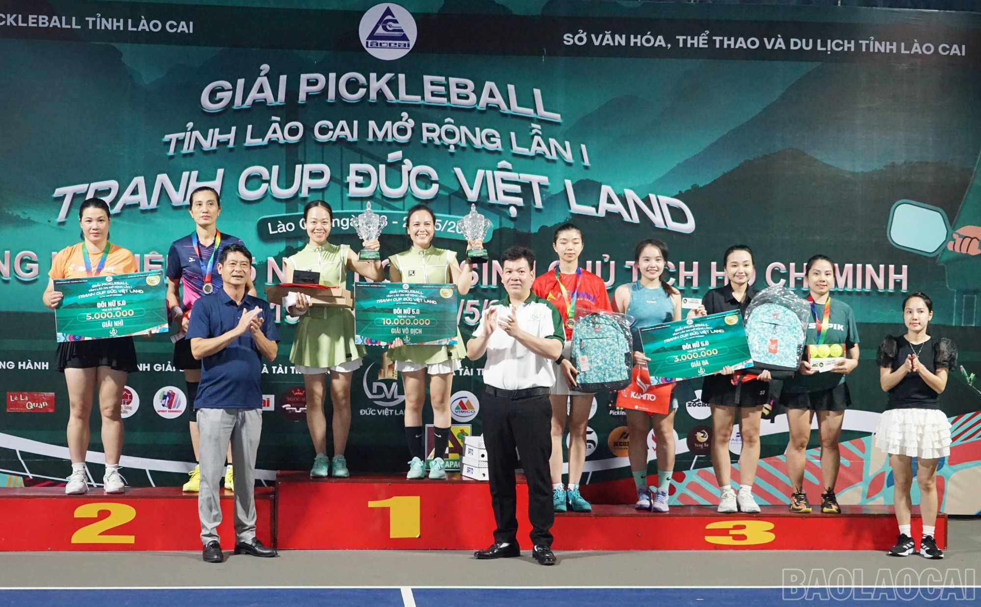 Trao giải nội dung đôi nữ 5.0. baolaocai-br_nu.jpg