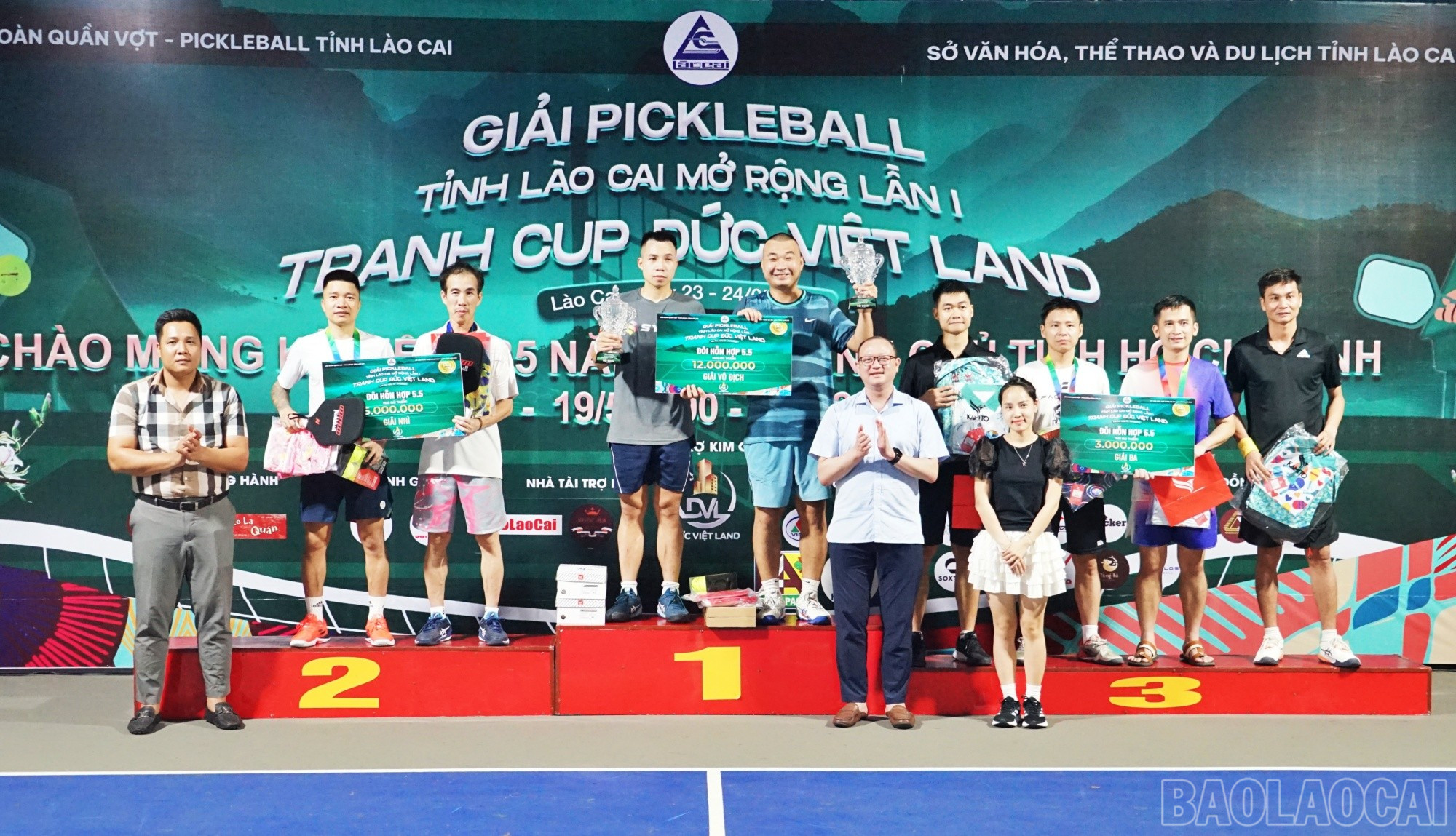 Trao giải nội dung đôi hỗn hợp 5.5. baolaocai-br_nam55.jpg