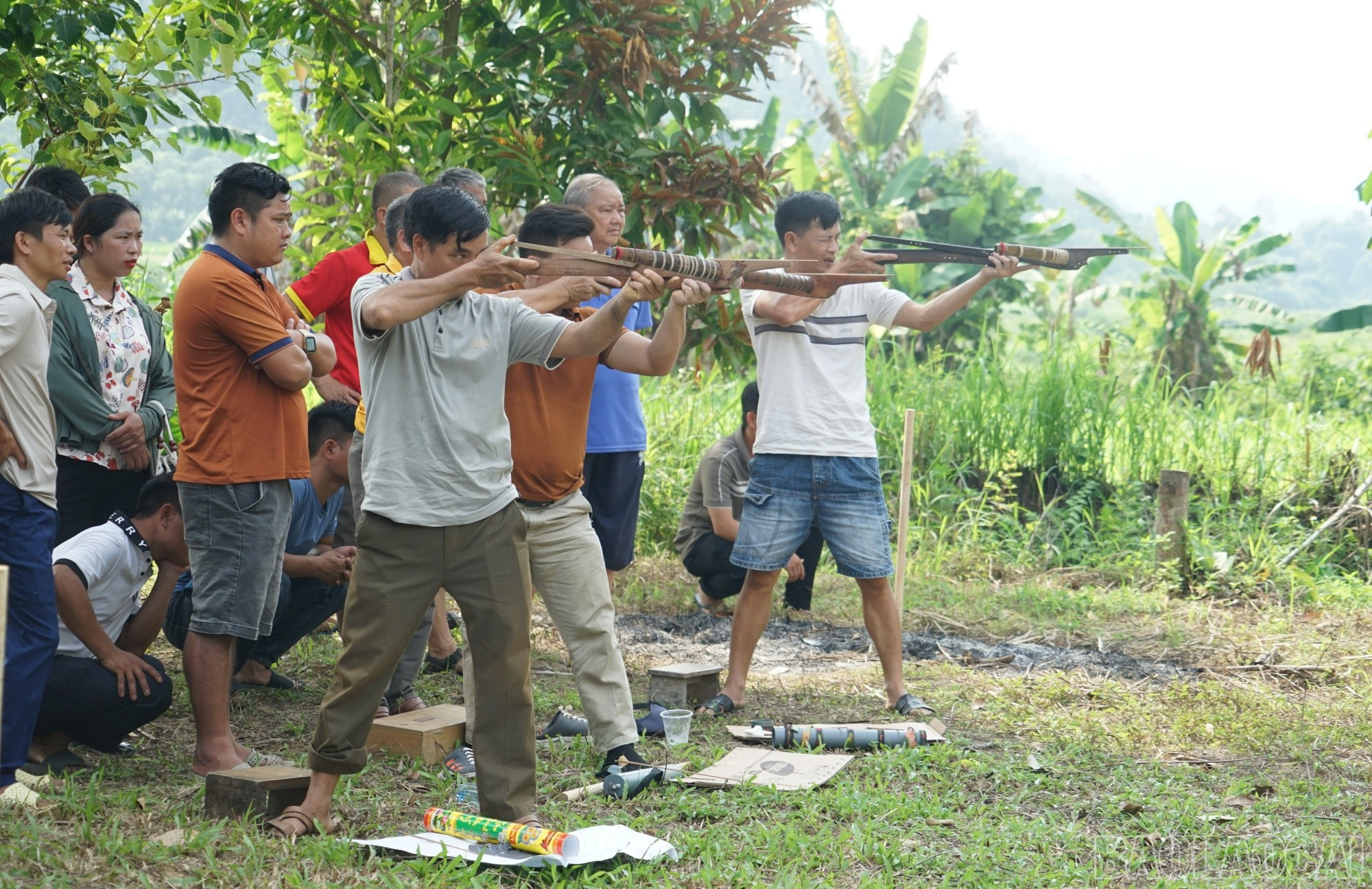 Thi bắn nỏ. baolaocai-br_ban-no1.jpg