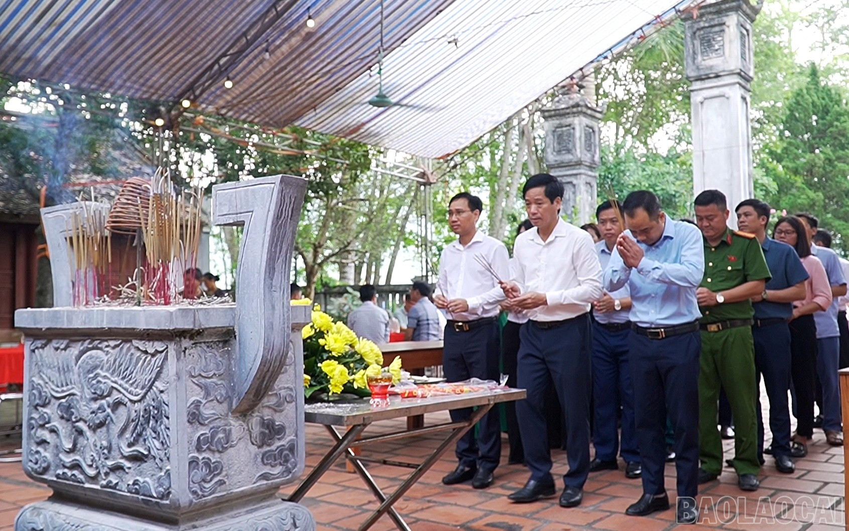 Các đại biểu dâng hương tại sân đền. baolaocai-br_dang-huong.jpg