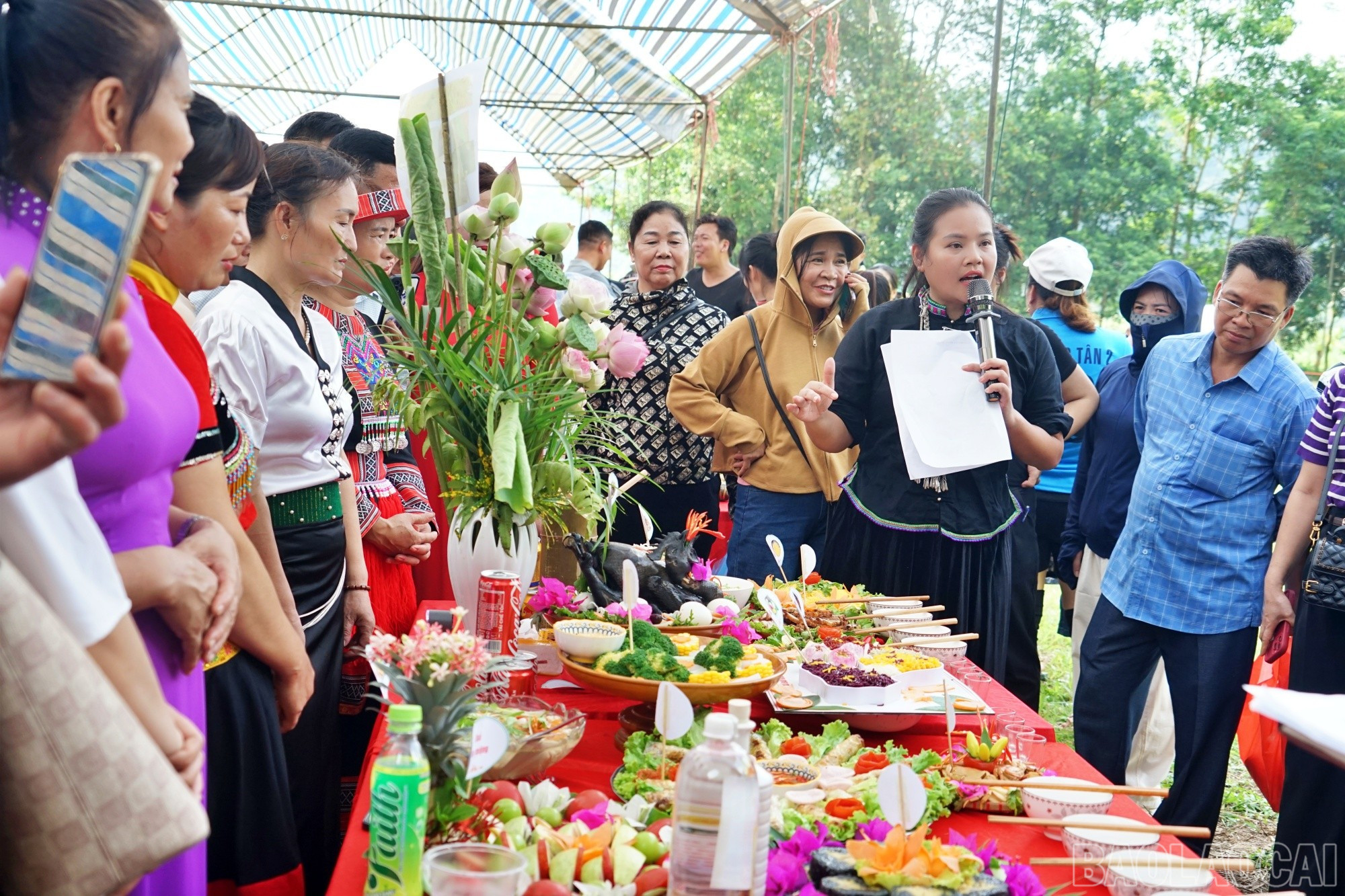 Đại diện đội thi thuyết trình về mâm cơm dự thi. baolaocai-br_thuyet-trinh.jpg