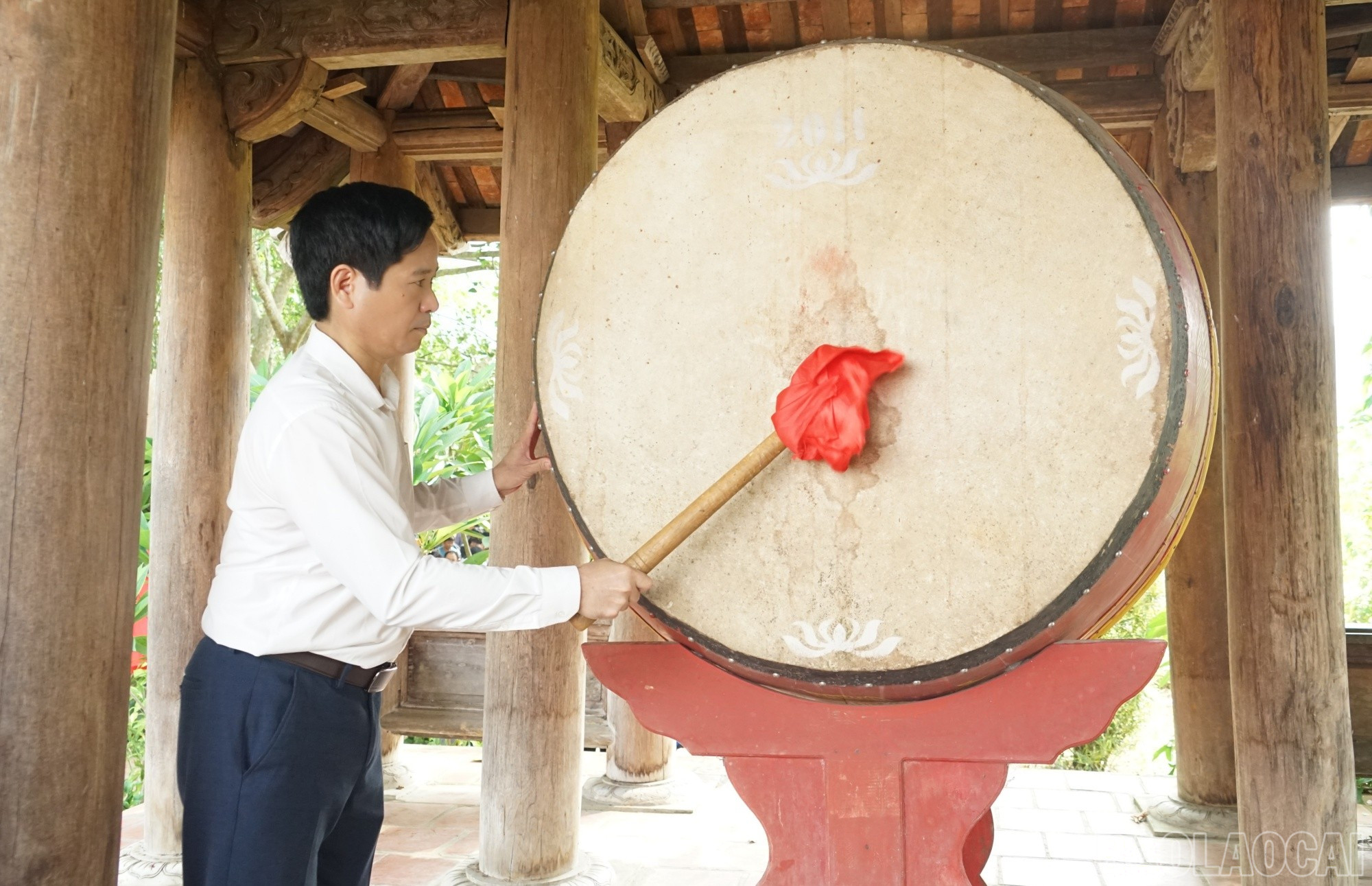 Đánh trống khai hội. baolaocai-br_danh-trong.jpg