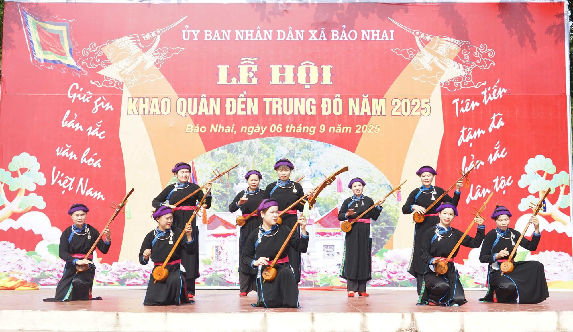 Văn nghệ khai mạc lễ hội. baolaocai-br_van-nghe.jpg