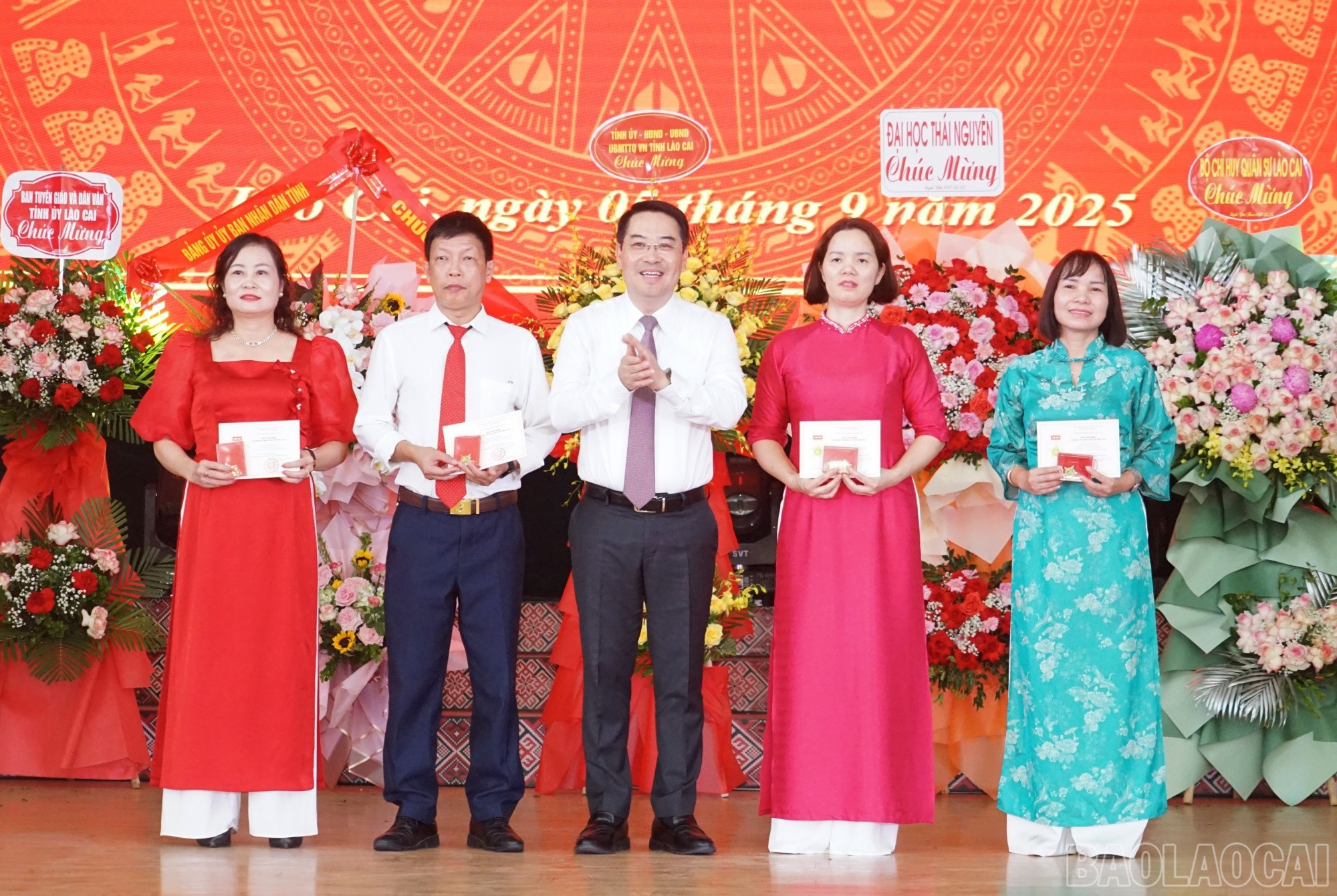 Đồng chí Nguyễn Tuấn Anh trao Kỷ niệm chương Vì sự nghiệp xây dựng và phát triển tỉnh Lào Cai của Chủ tịch UBND tỉnh cho các cá nhân xuất sắc. baolaocai-br_thai7.jpg