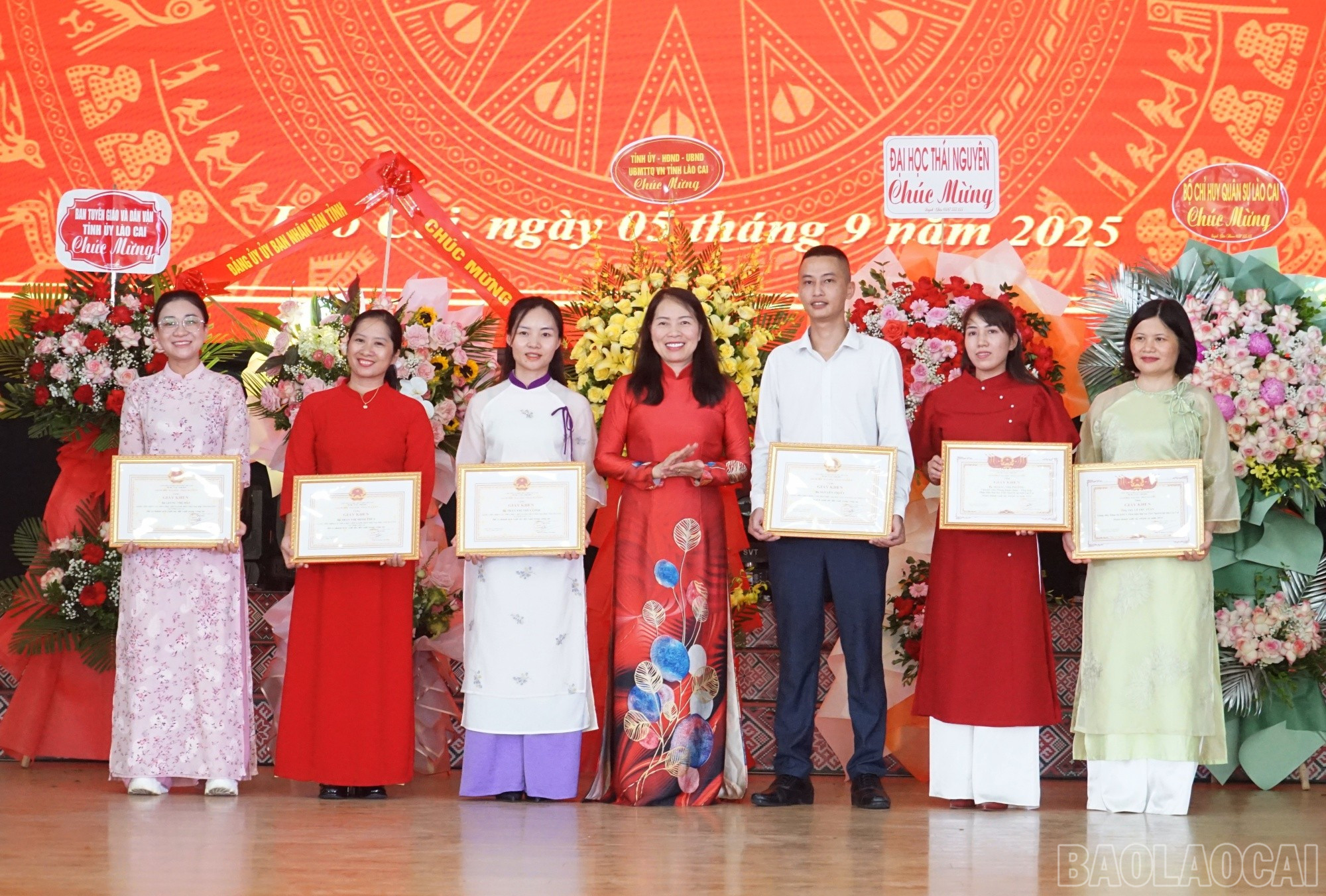 Trao khen thưởng cho các tập thể và cá nhân có thành tích xuất sắc trong năm 2024. baolaocai-br_thai9.jpg