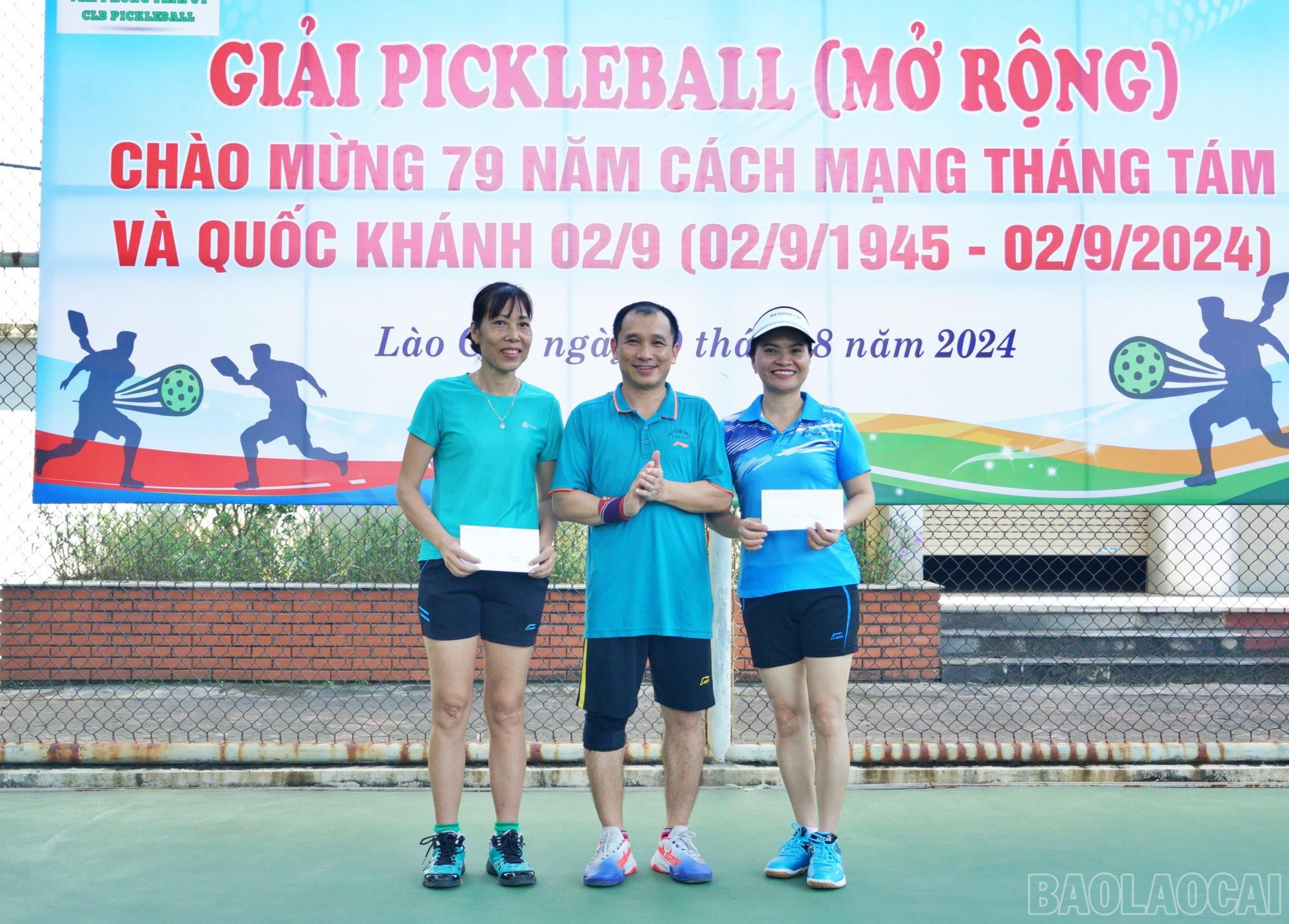 Trao giải Nhì và Ba cho các đôi vận động viên. g3 nu.JPG