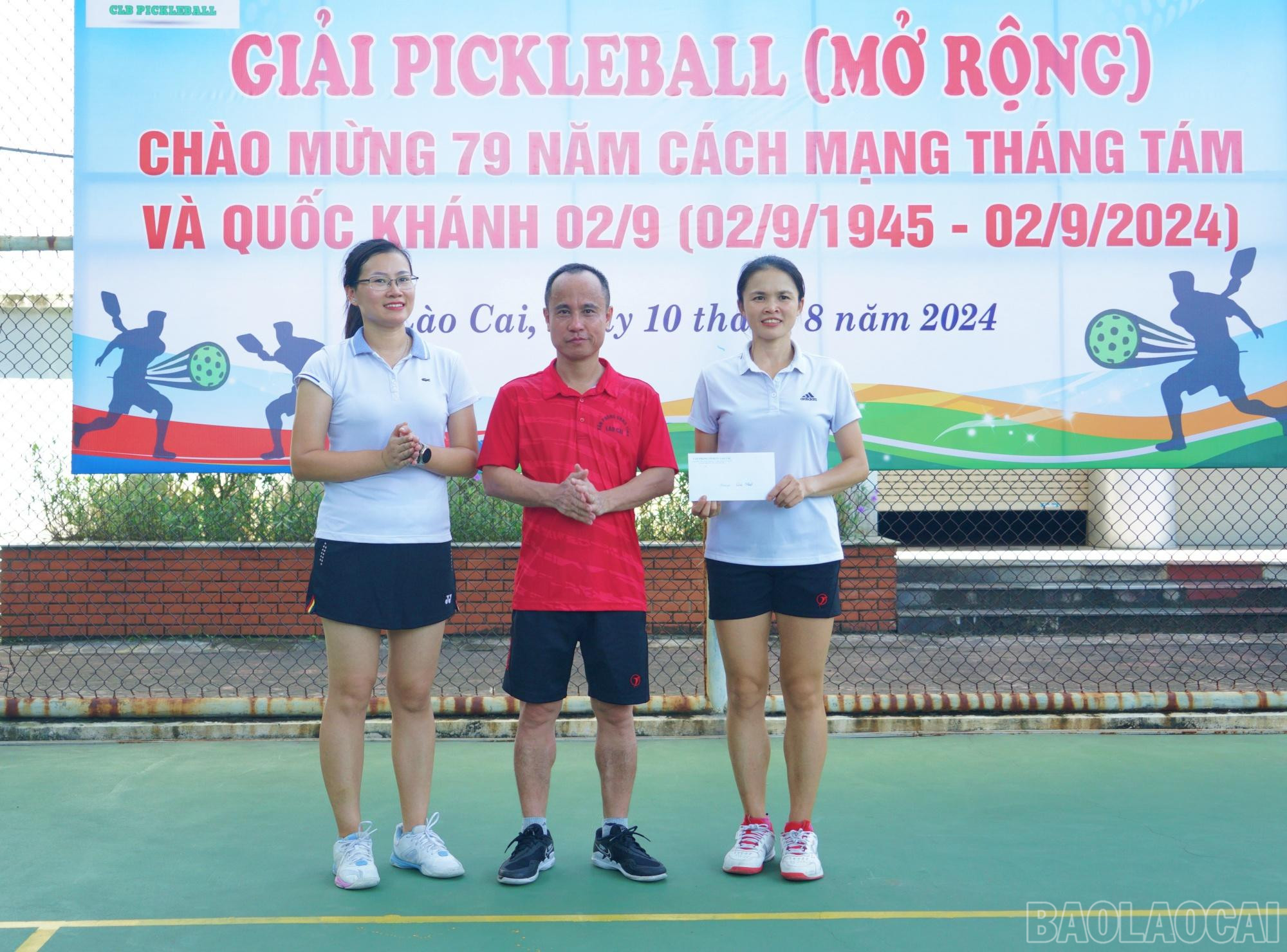 Trao giải Nhất cho đôi nữ Văn phòng UBND tỉnh. g1 nu.JPG